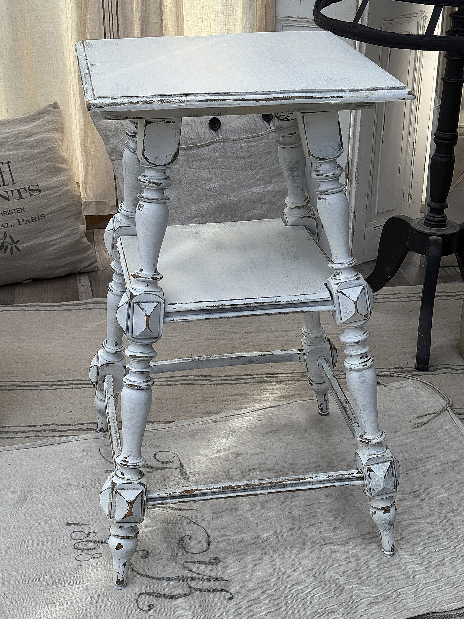 Weißer Vintage Beistelltisch im Shabby Chic Stil Vintage Beistelltisch in Weiß mit dekorativen Beinen im Shabby Chic Design