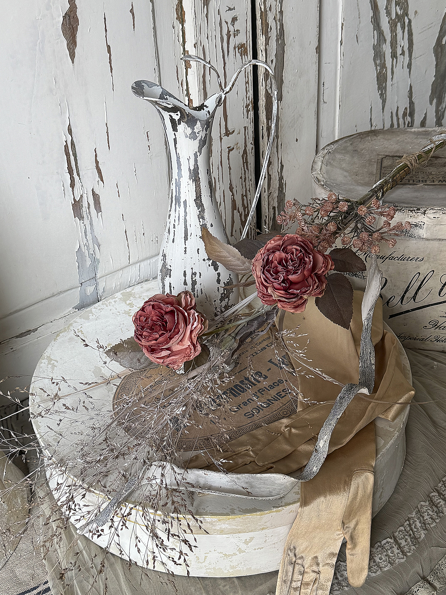 Alte Messingvase im Shabby-Kleid mit zartem Ranunkelstrauß***