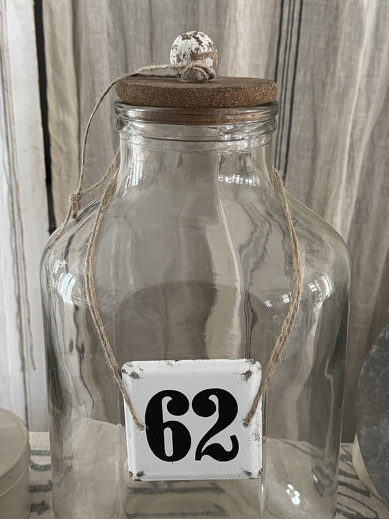 Seltenes XXL-Bonbonglas mit altem Emaille-Schild – ein besonderer Blickfang mit Charakter***