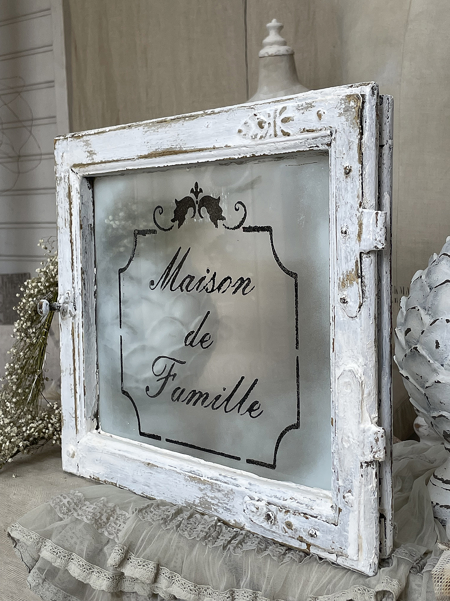 Dekoratives Schild "Maison de Famille" im Vintage-Stil Vintage-Schild mit der Aufschrift "Maison de Famille" in nostalgischem Design