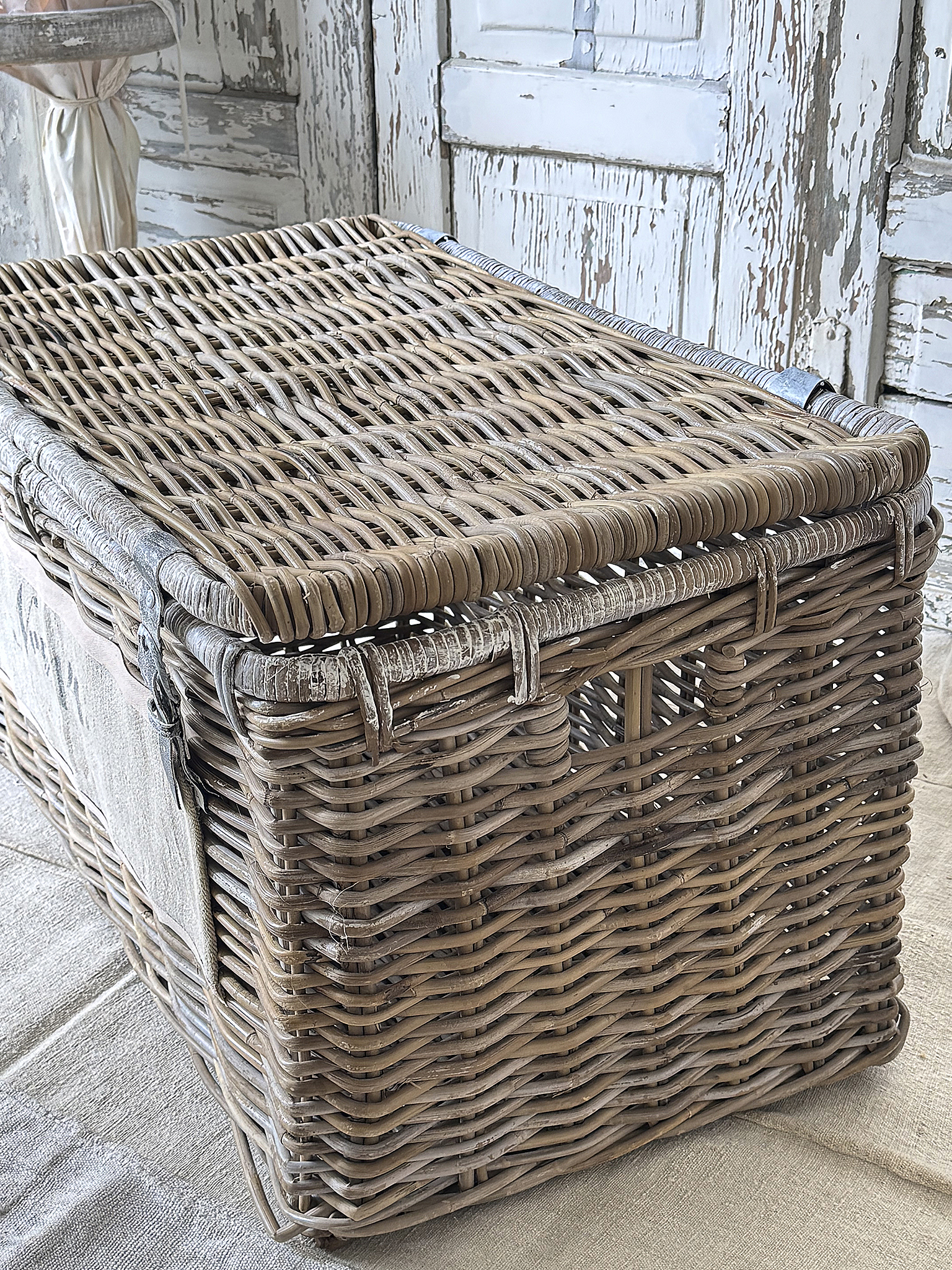 Alter Weinkorb mit Klappdeckel – Shabby-Chic-Korb mit Mehlsack-Schild***