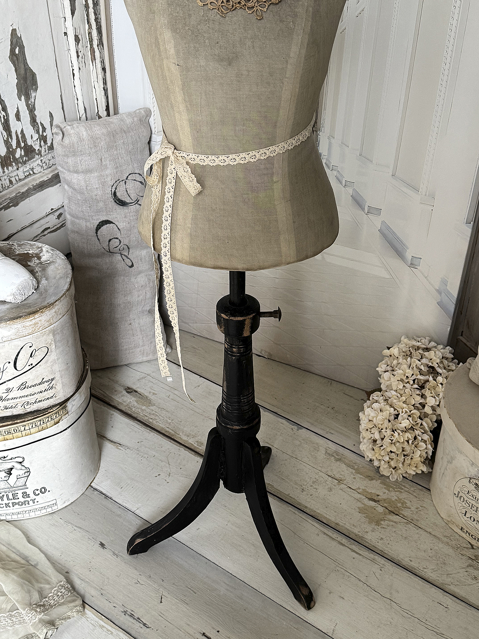 Zuckersüße antike Kinderschneiderpuppe – romantisches Original mit Vintage-Charme