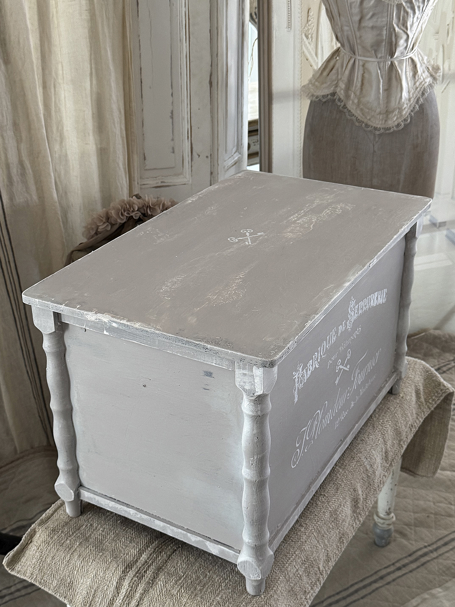 Alte Sitztruhe/Klapptruhe in taupe-weiß*** Alte Sitztruhe/Klapptruhe in taupe-weiß***