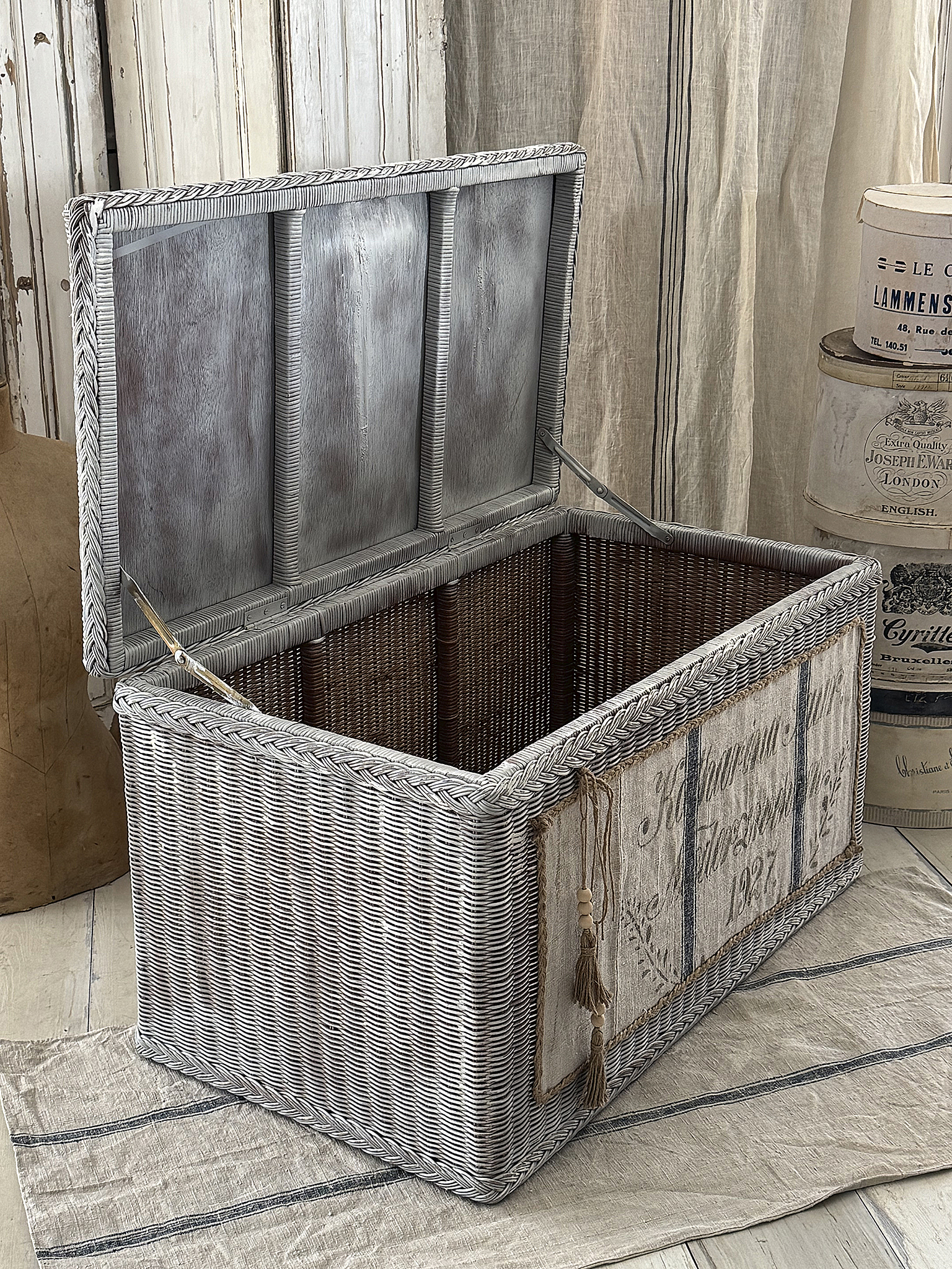 Wunderschöner großer Weidenkorb mit originalem Mehlsack-Emblem von 1927 – Shabby Chic / Vintage***