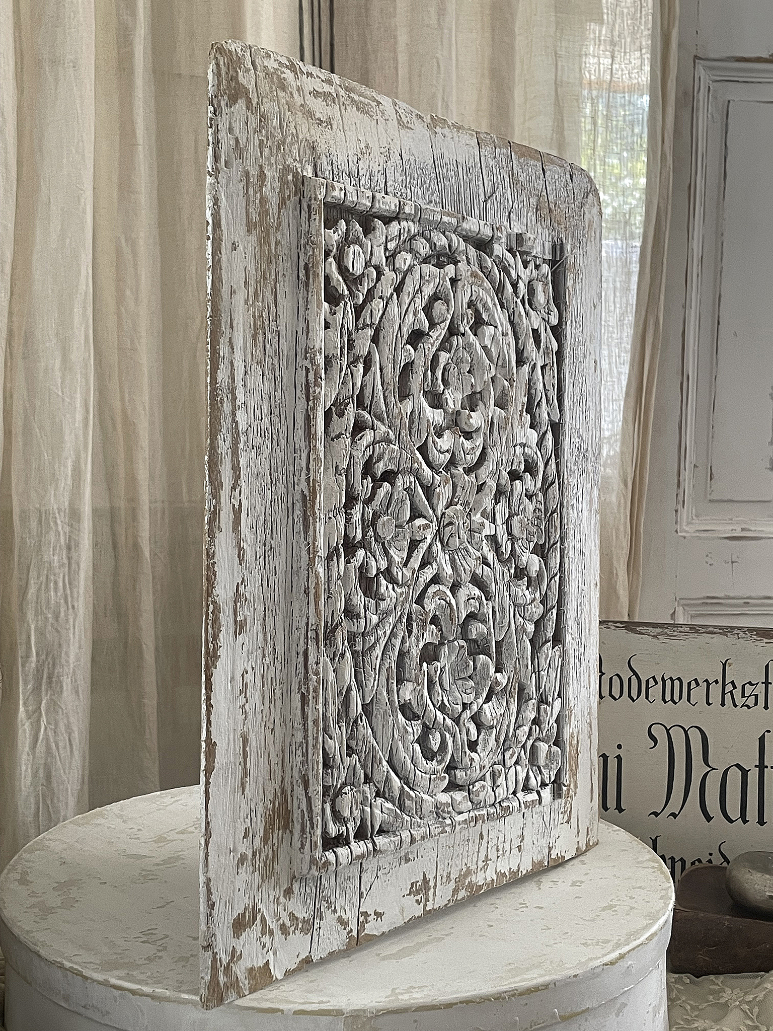Dekorativer Wandpaneel mit floralen Motiven in Weiß Wandpaneel aus Holz mit filigraner Blumendekoration und vintage Patina