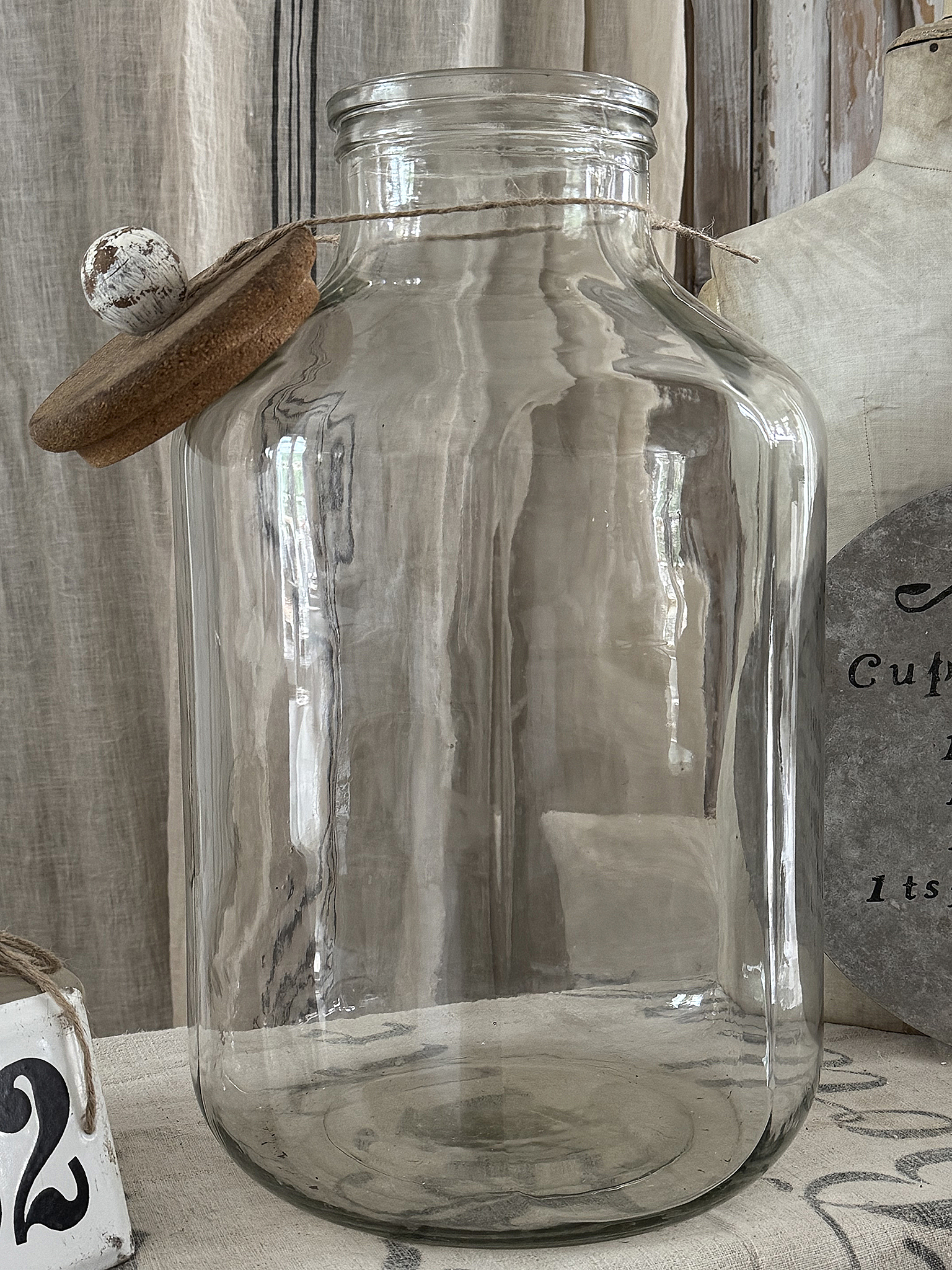 Seltenes XXL-Bonbonglas mit altem Emaille-Schild – ein besonderer Blickfang mit Charakter***