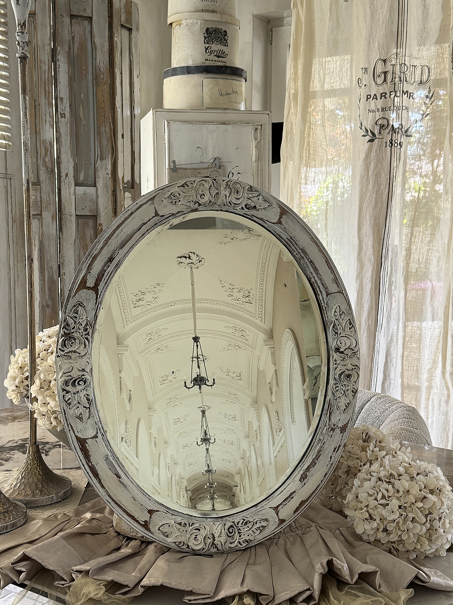 Romantischer ovaler alter Wandspiegel im Shabby-Chic***