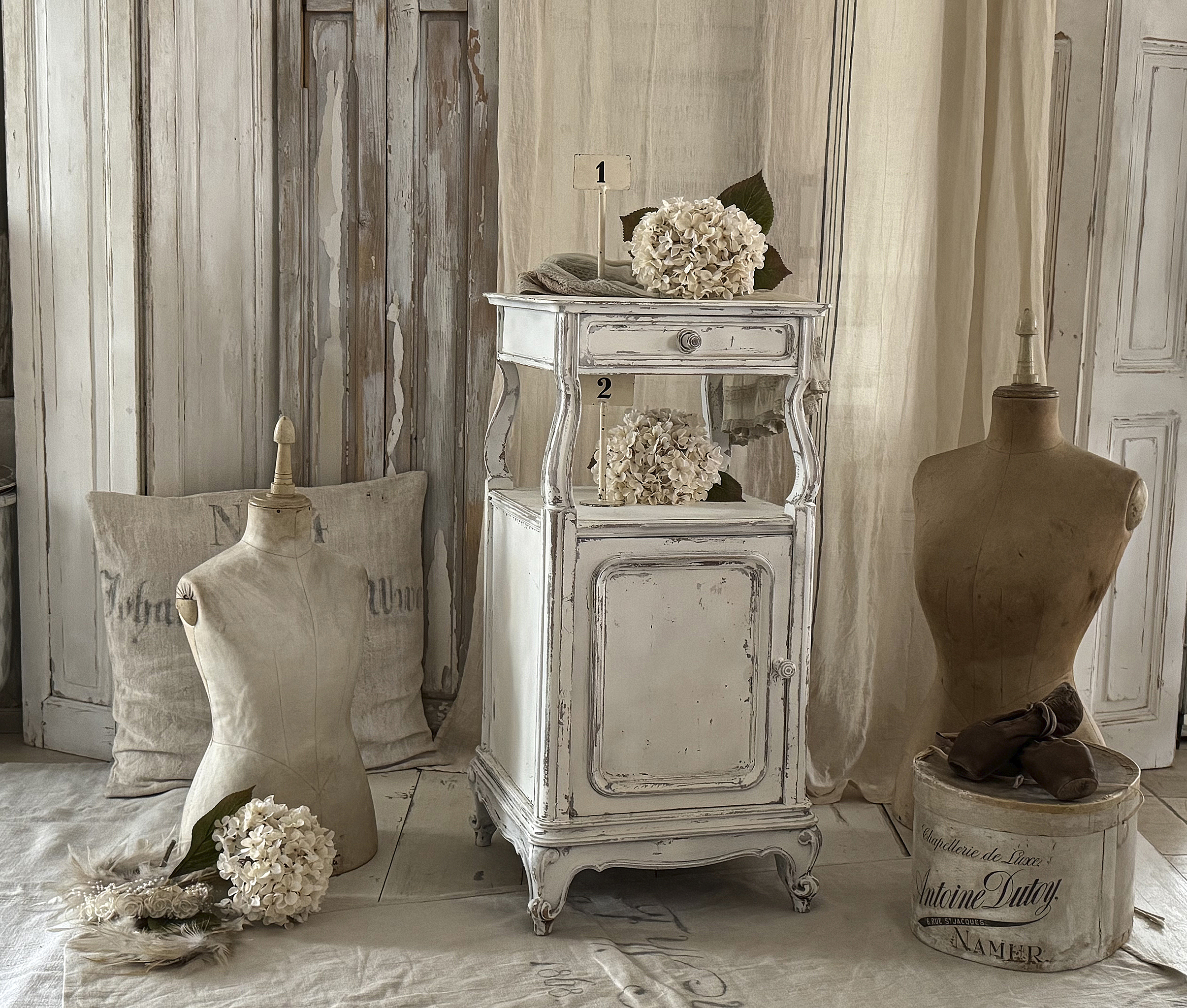 Reizendes, antikes französisches Säulenschränkchen***