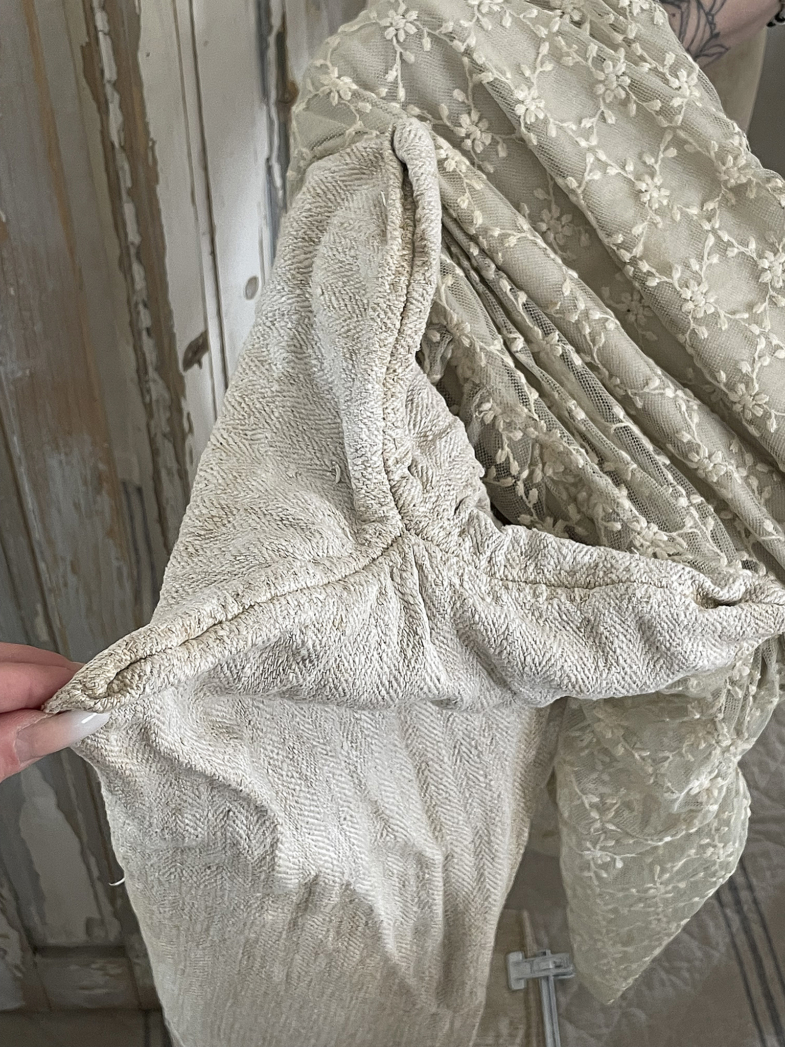 Nahaufnahme eines schönen, beigen Stoffes mit durchbrochener Spitze und zarter Textur