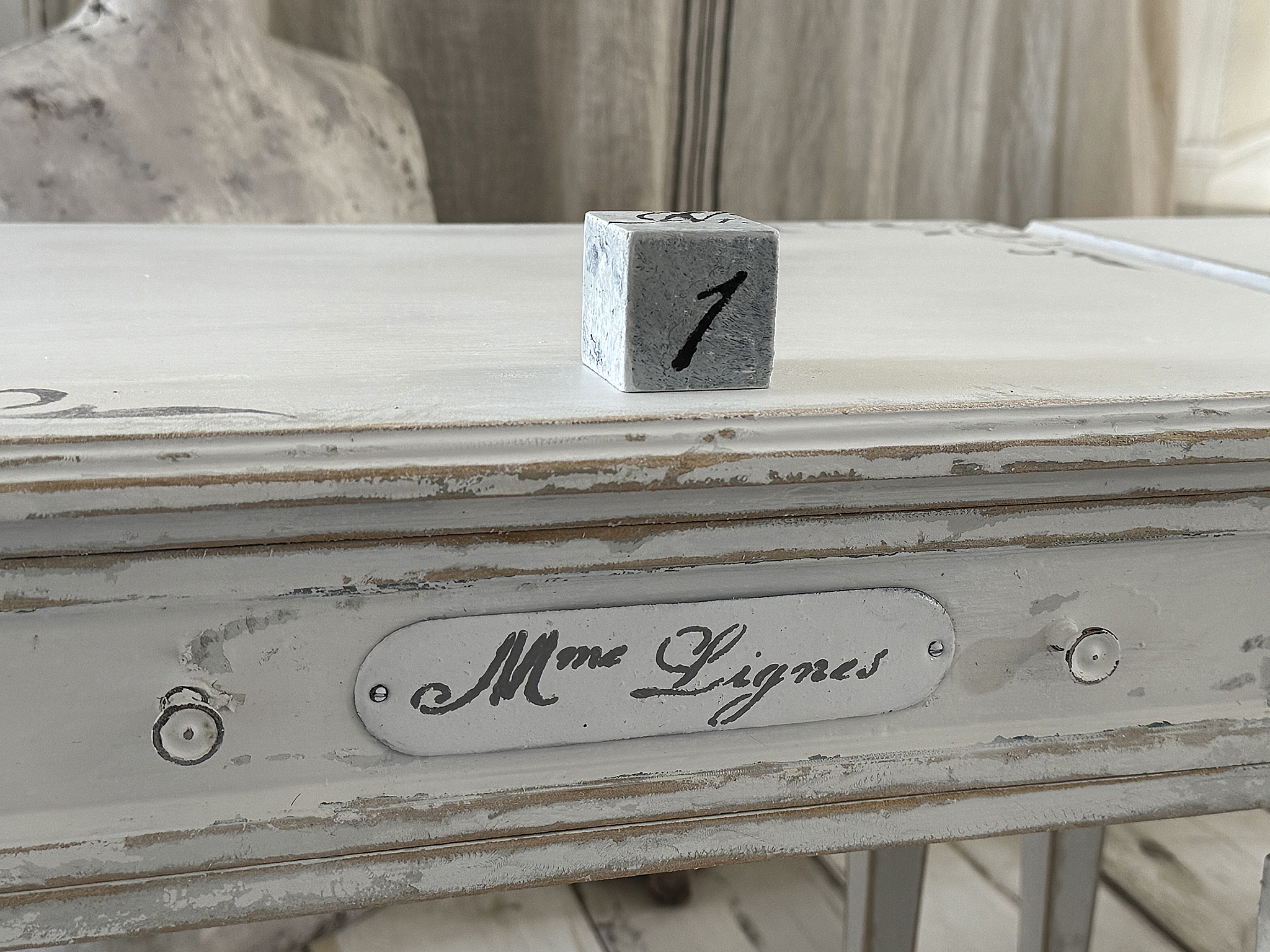 Charmantes Beistelltischchen „Madame Lignes“ im eleganten Shabby-Look***