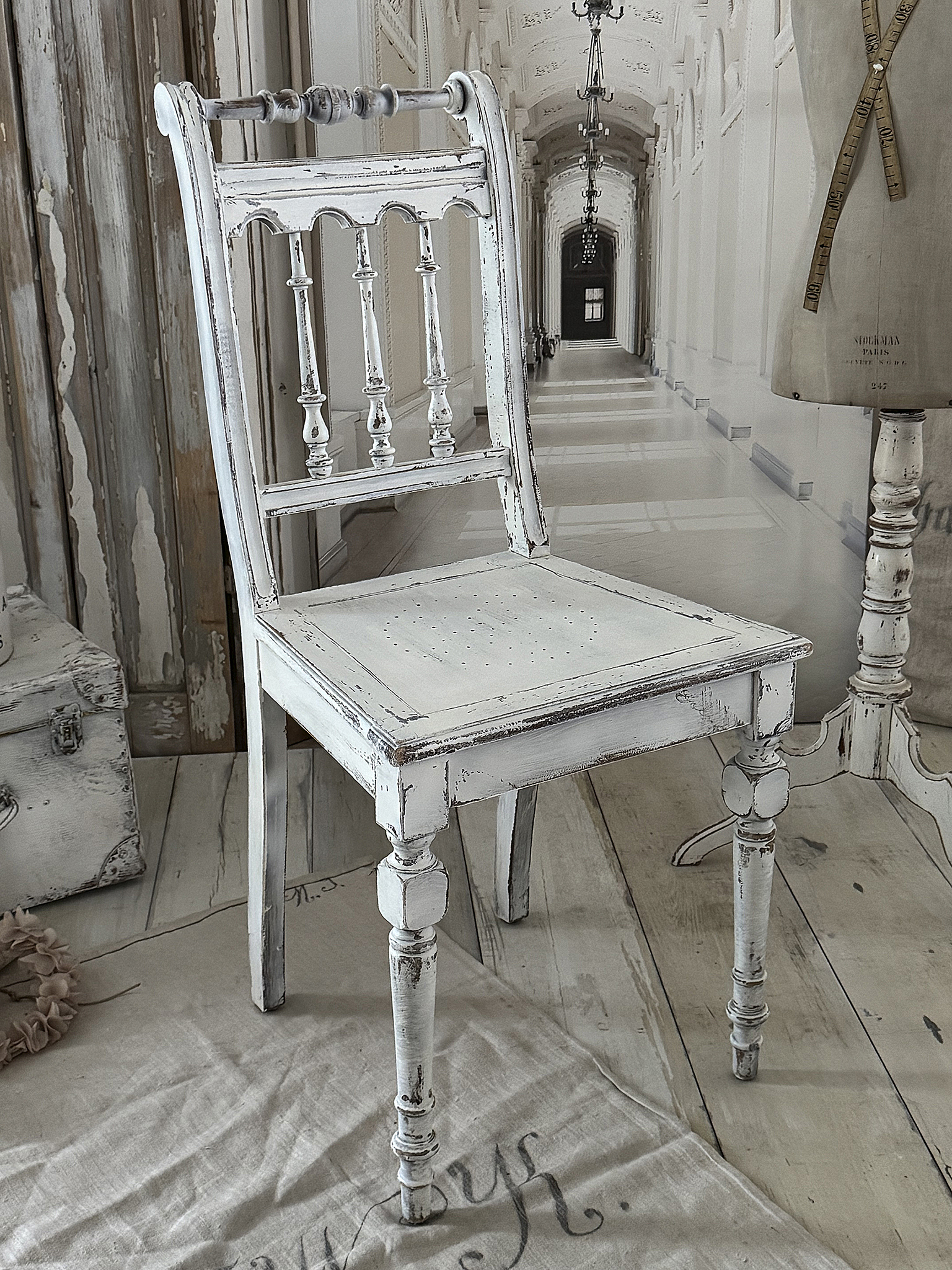 Antiker Gründerzeitstuhl im mattweißen Shabby-Kleid – charmant und zeitlos*** Antiker Gründerzeitstuhl im mattweißen Shabby-Kleid – charmant und zeitlos***
