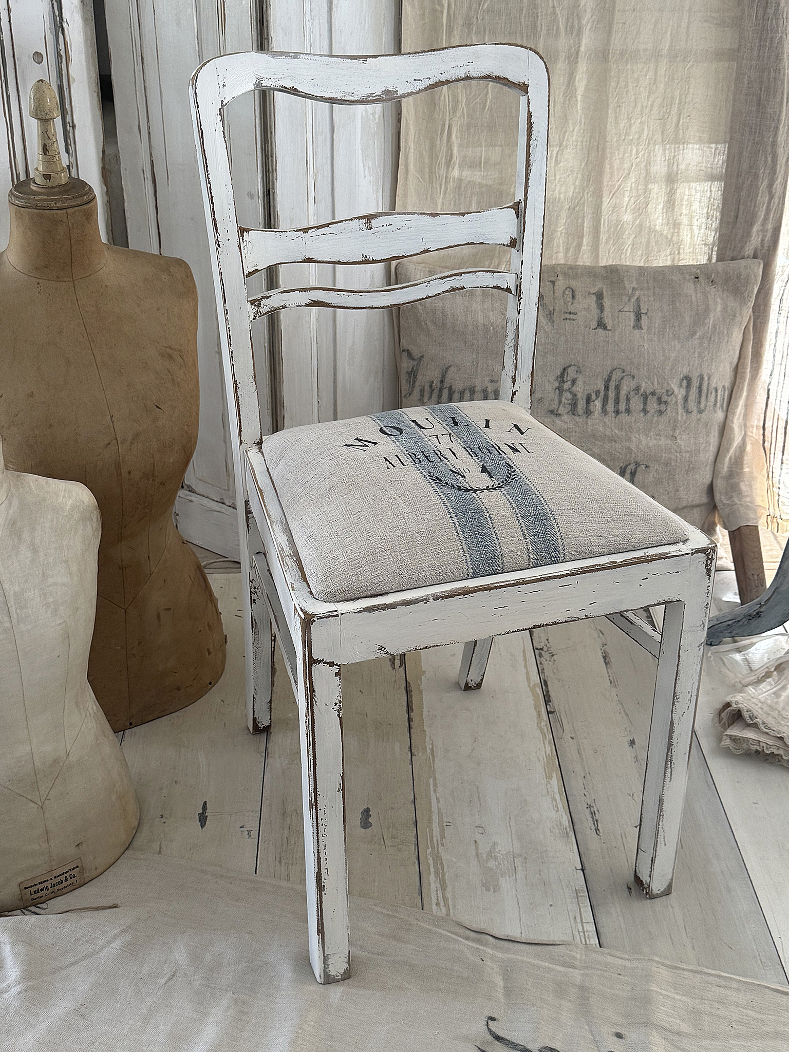 Alter Polsterstuhl mit Mehlsack Moulin***