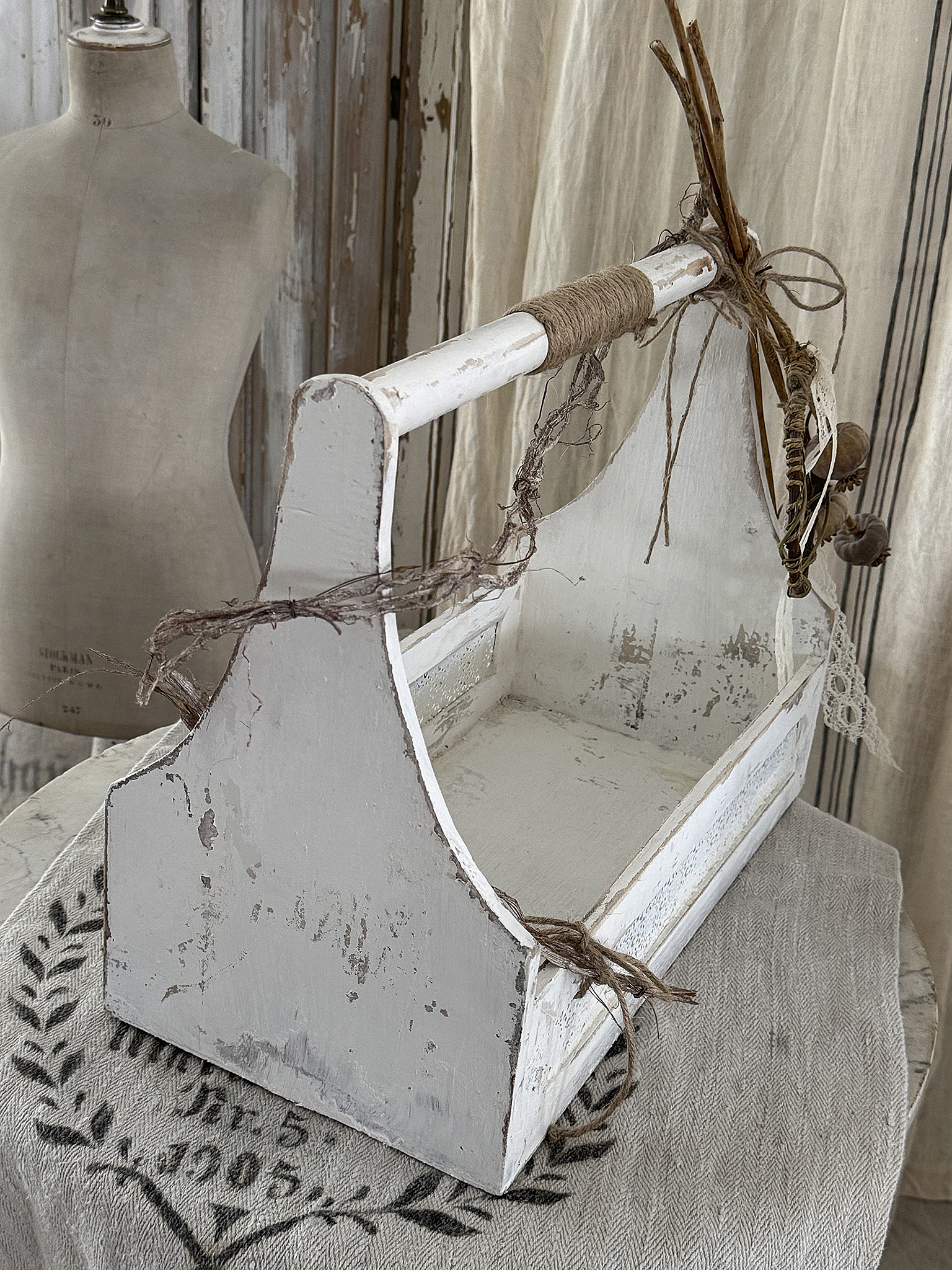 Holzkorb mit Herz Boho***