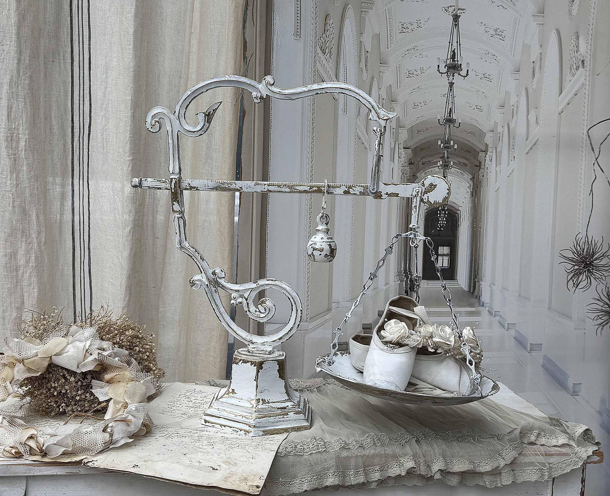  Antike große Messingbalkenwaage / Apothekerwaage – im weißen Shabby-Kleid***