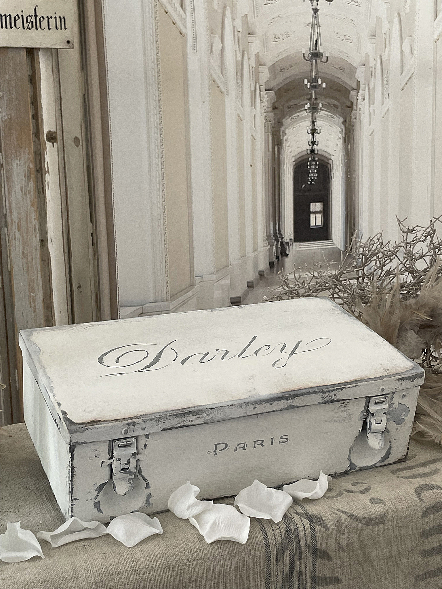 Kunstvolle Holzbox mit Paris-Aufschrift Antike Holzbox mit dem Schriftzug "Darley" und Paris, dekoriert mit blühenden Blütenblättern.