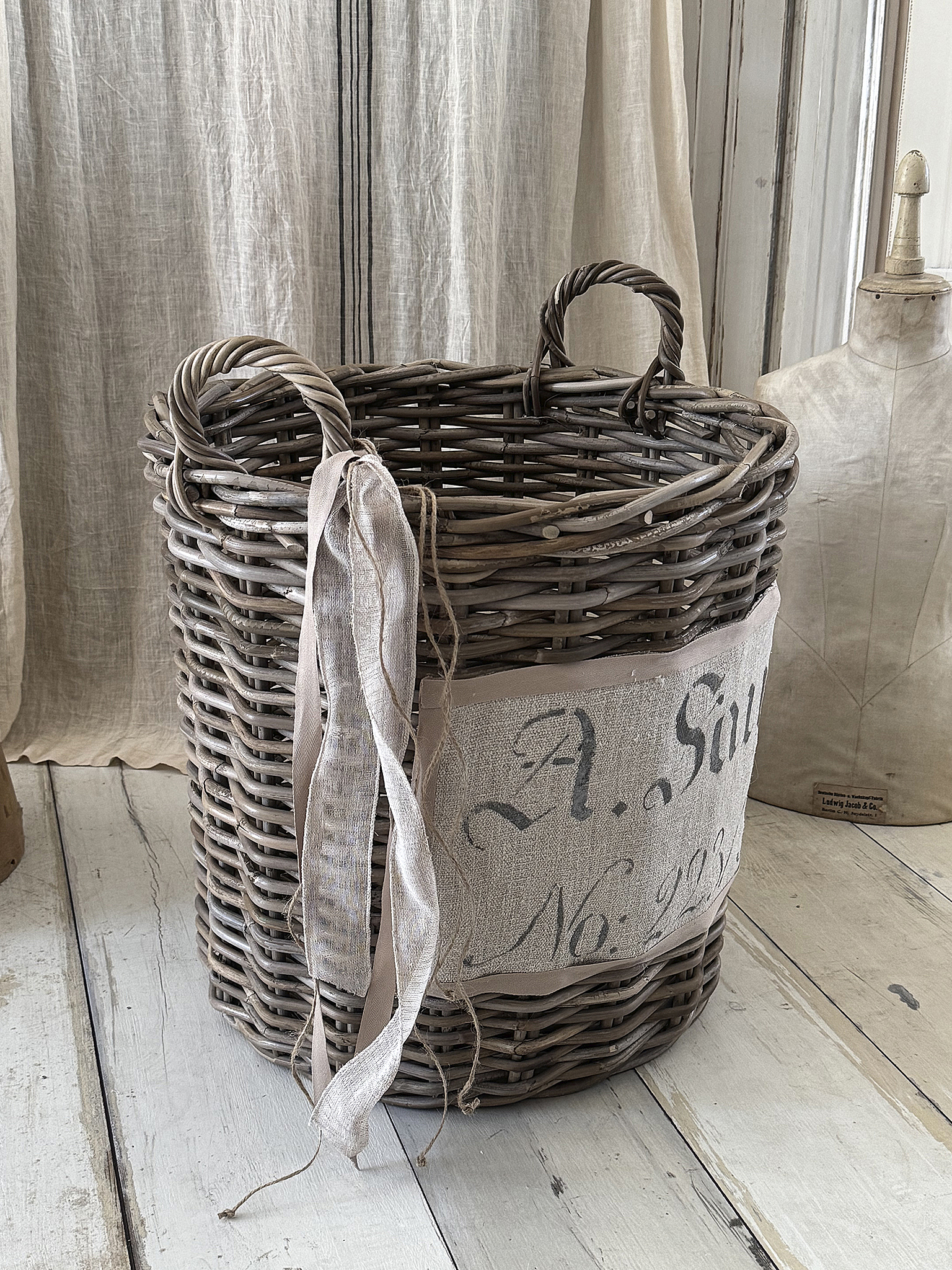 Großer Naturweidenkorb mit Leinenschild – XL Shabby Chic***