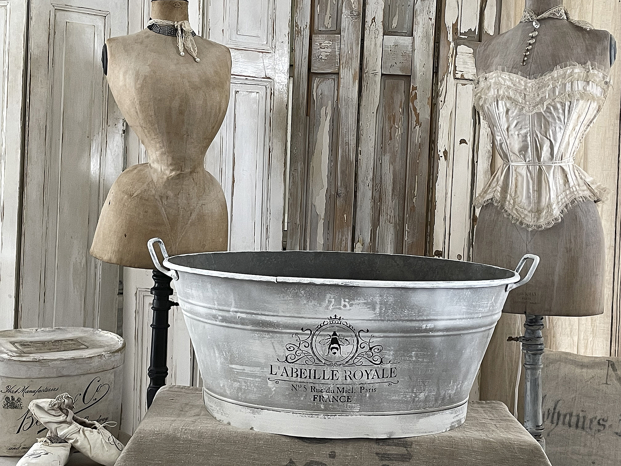 Vintage Wäschewanne - L'abeille Royale aus Frankreich in skandinavischer Einrichtung Antike Wäschewanne aus Metall mit nostalgischem Design in einem stilvollen Raum