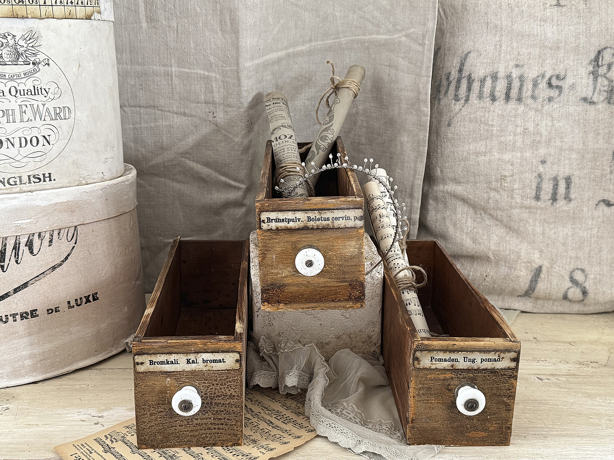 Trio alte Apothekerschubladen***