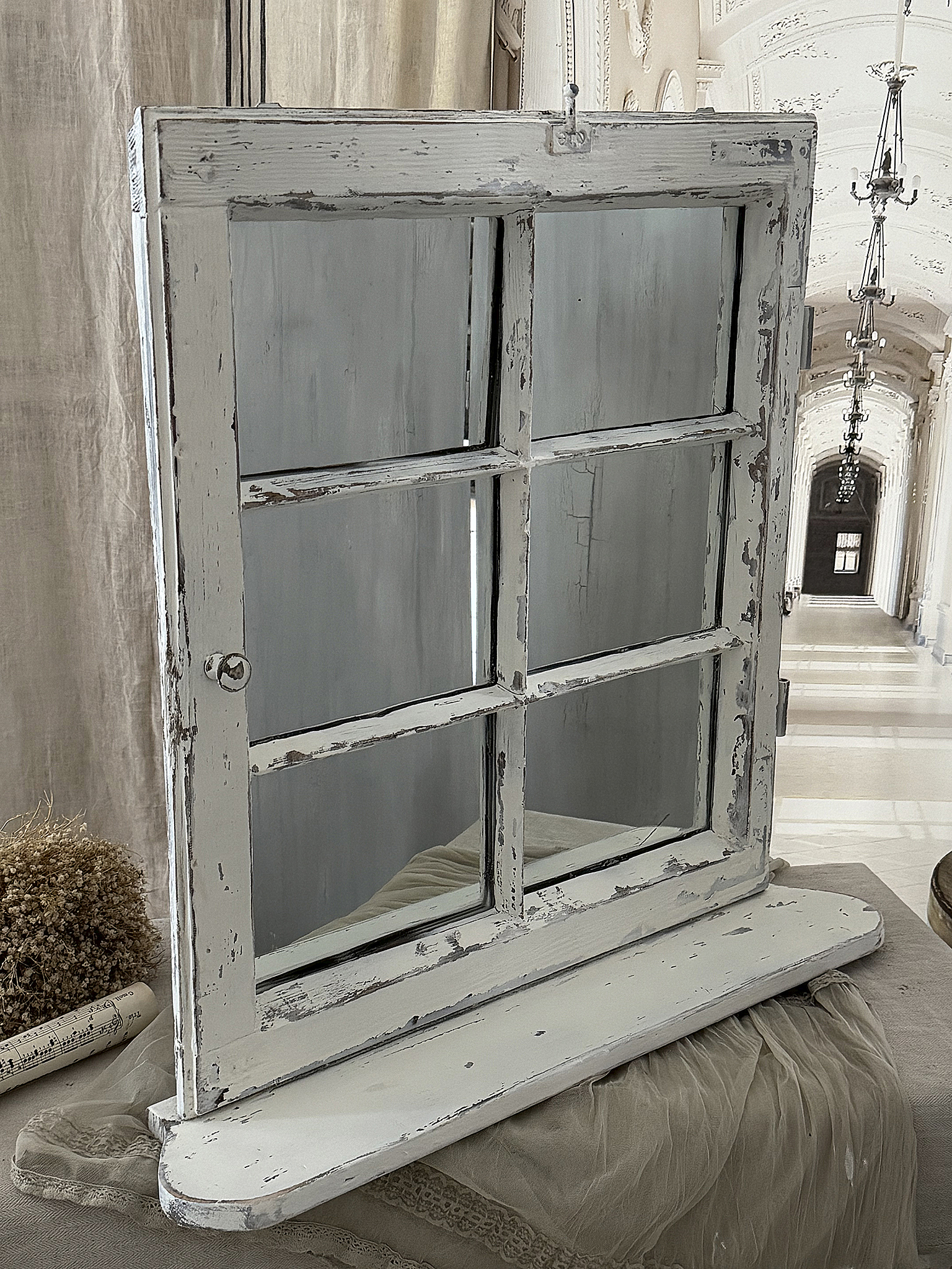 Altes Sprossen-Spiegelfenster mit Fensterbank***