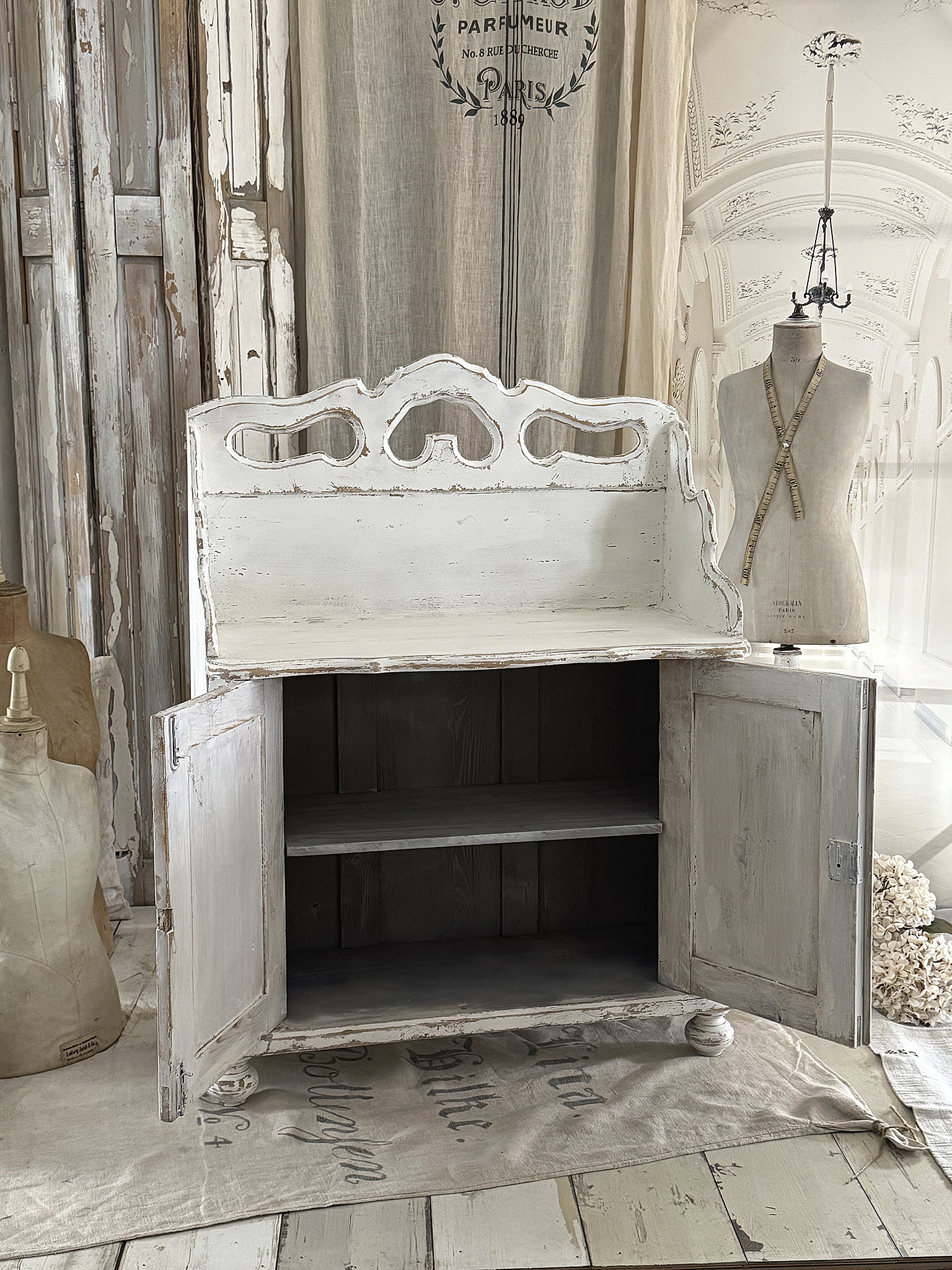 Liebhaberstück – Antikes Schrankbänkchen aus Frankreich***