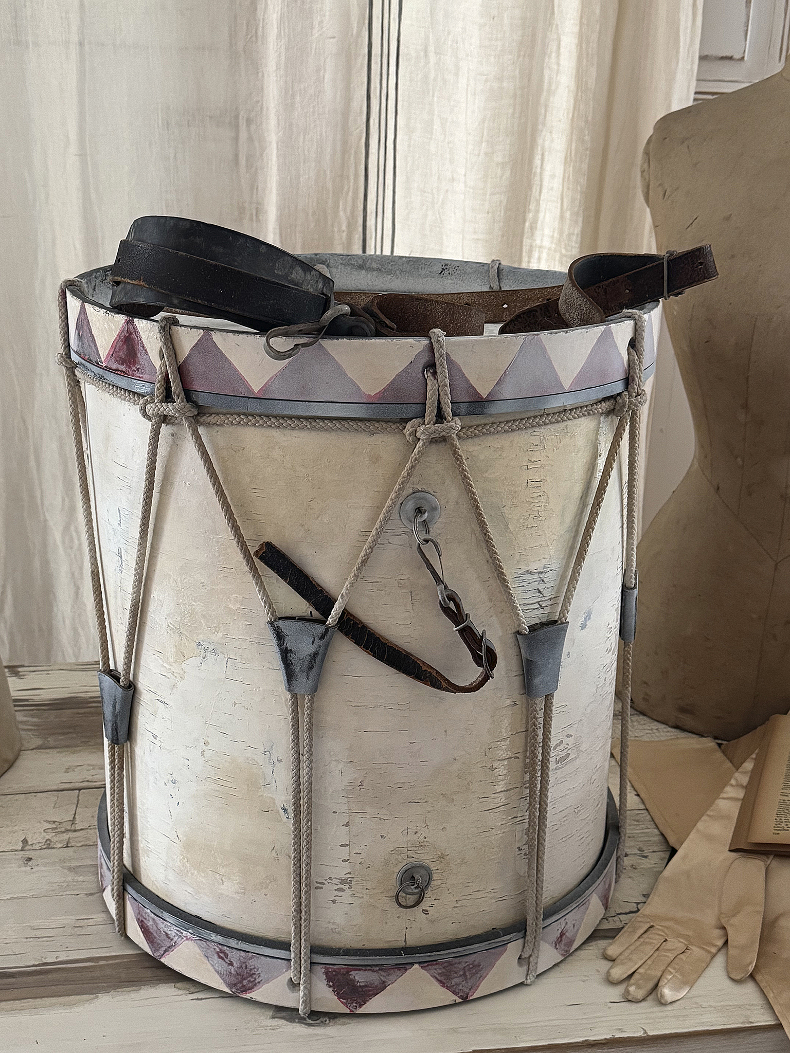 Wunderschöne alte Marschtrommel / Beistelltisch***