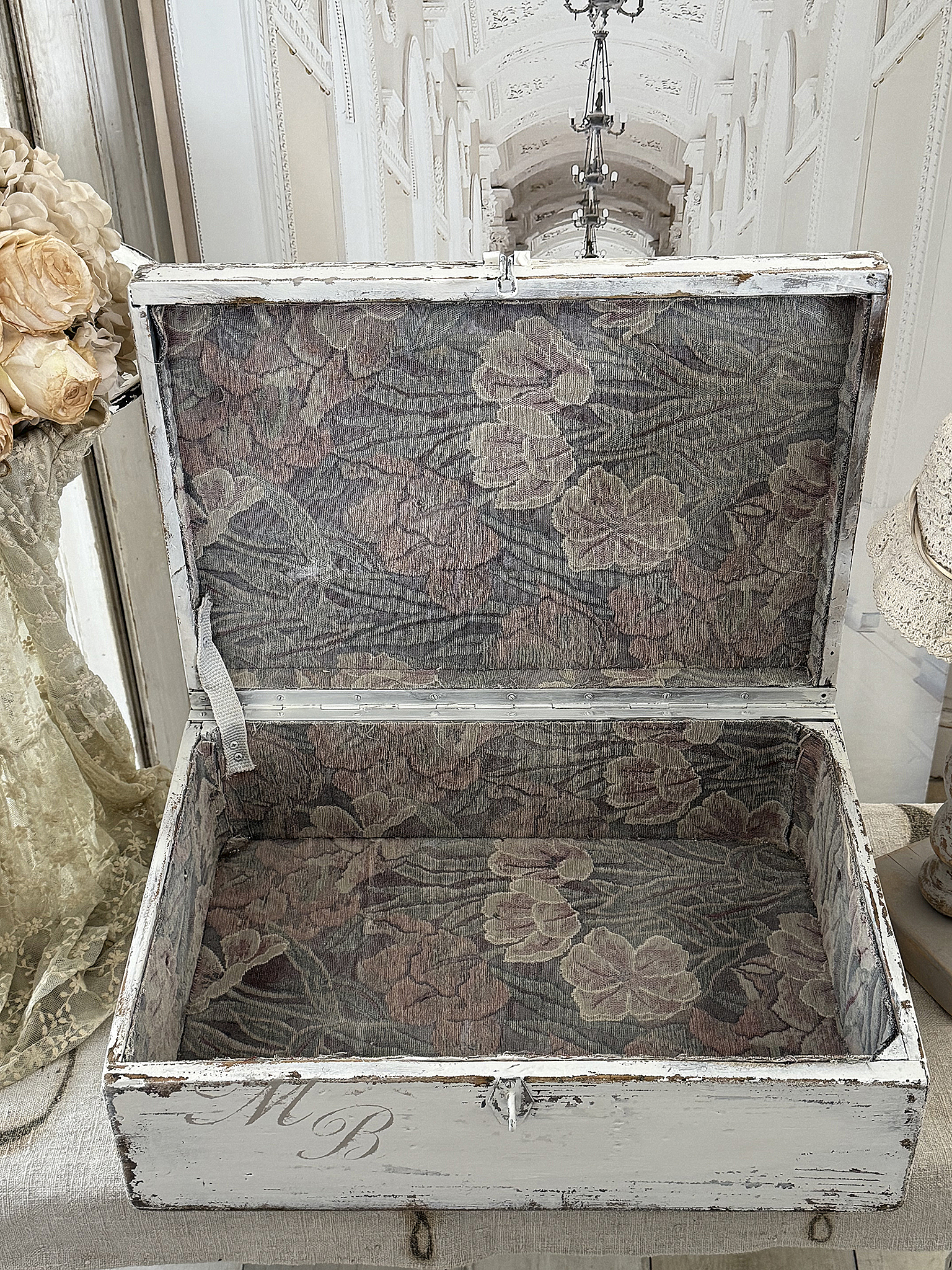 Alte große Holztruhe mit Klappdeckel – Shabby Chic Boileve***