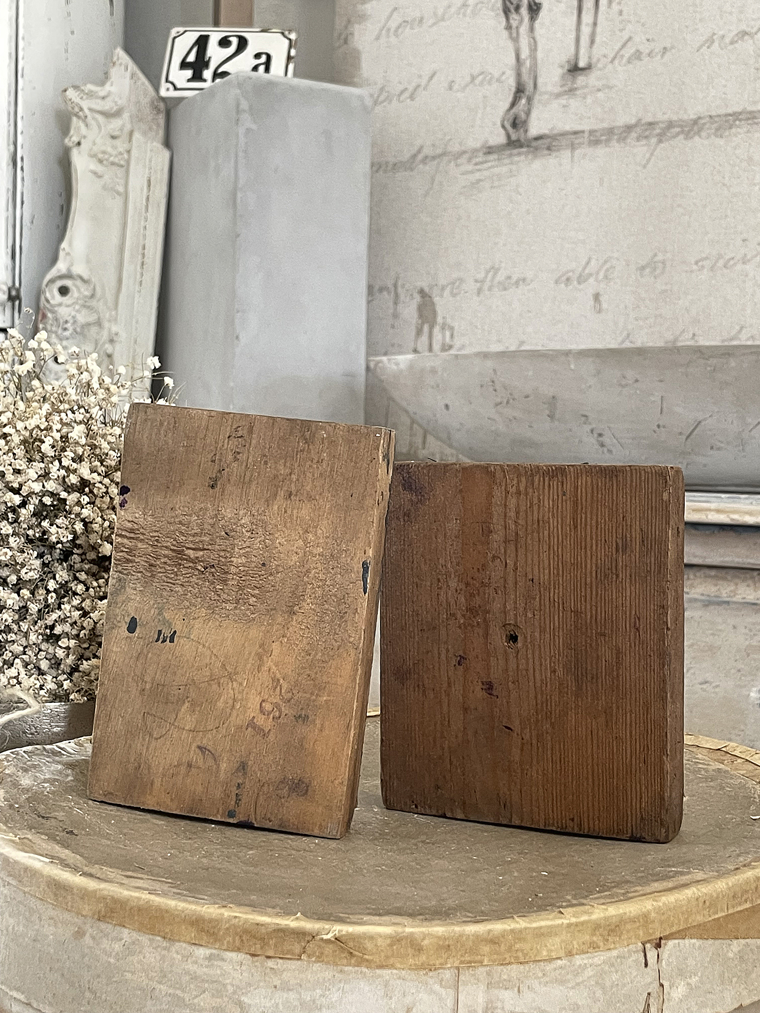 Zwei rustikale Holzbretter auf einem Tisch, ideal für kreative Projekte oder als vintage Deko