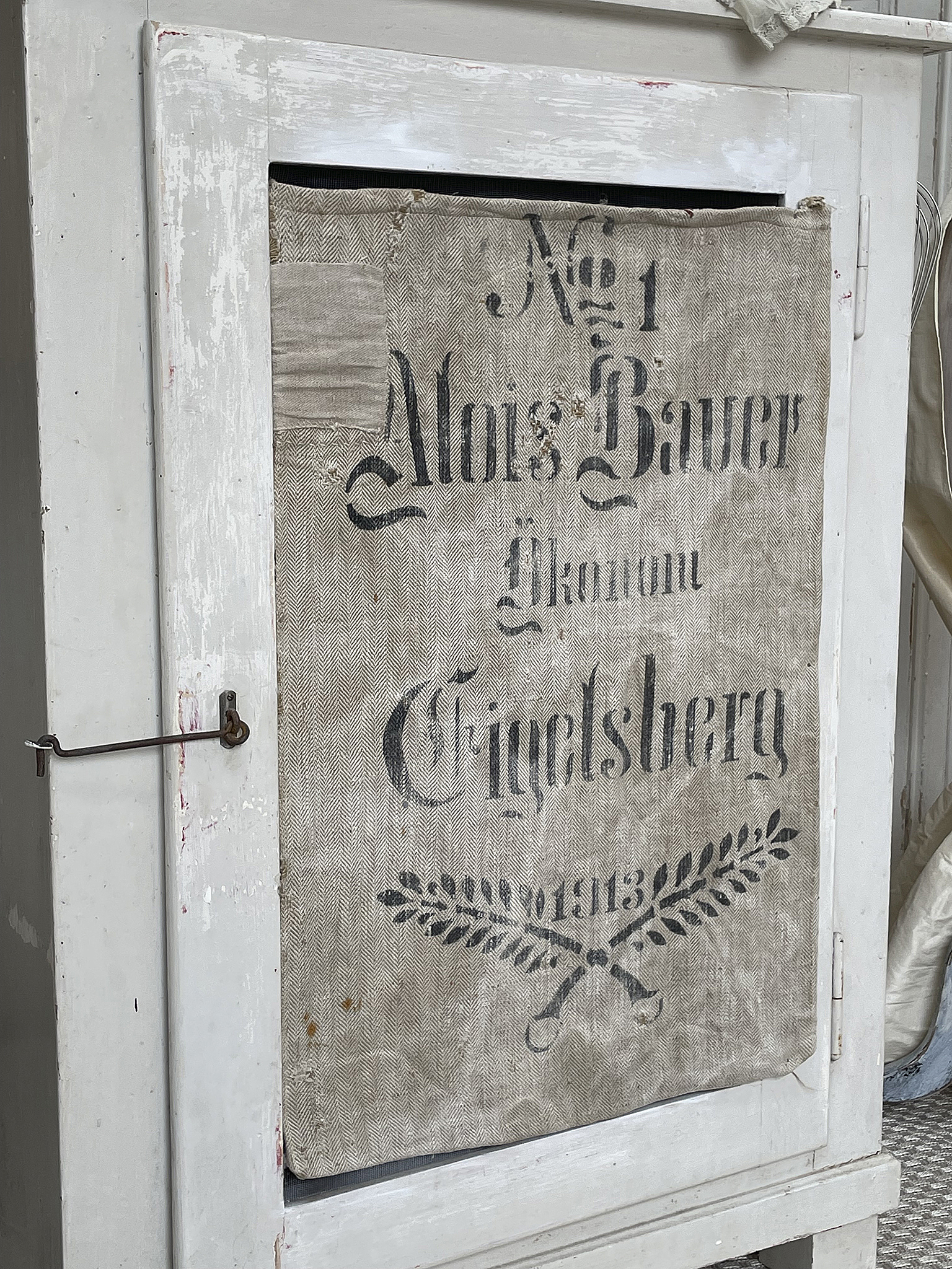 Alter Shabby-Schrank mit Mehlsack*** Alter Shabby-Schrank mit Mehlsack***