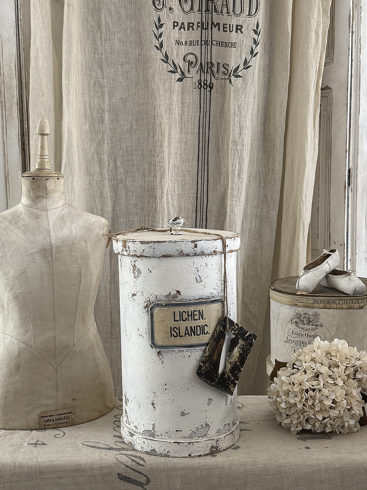 Alte große Holzdose mit antiker Schablone – nostalgischer Shabby-Chic***