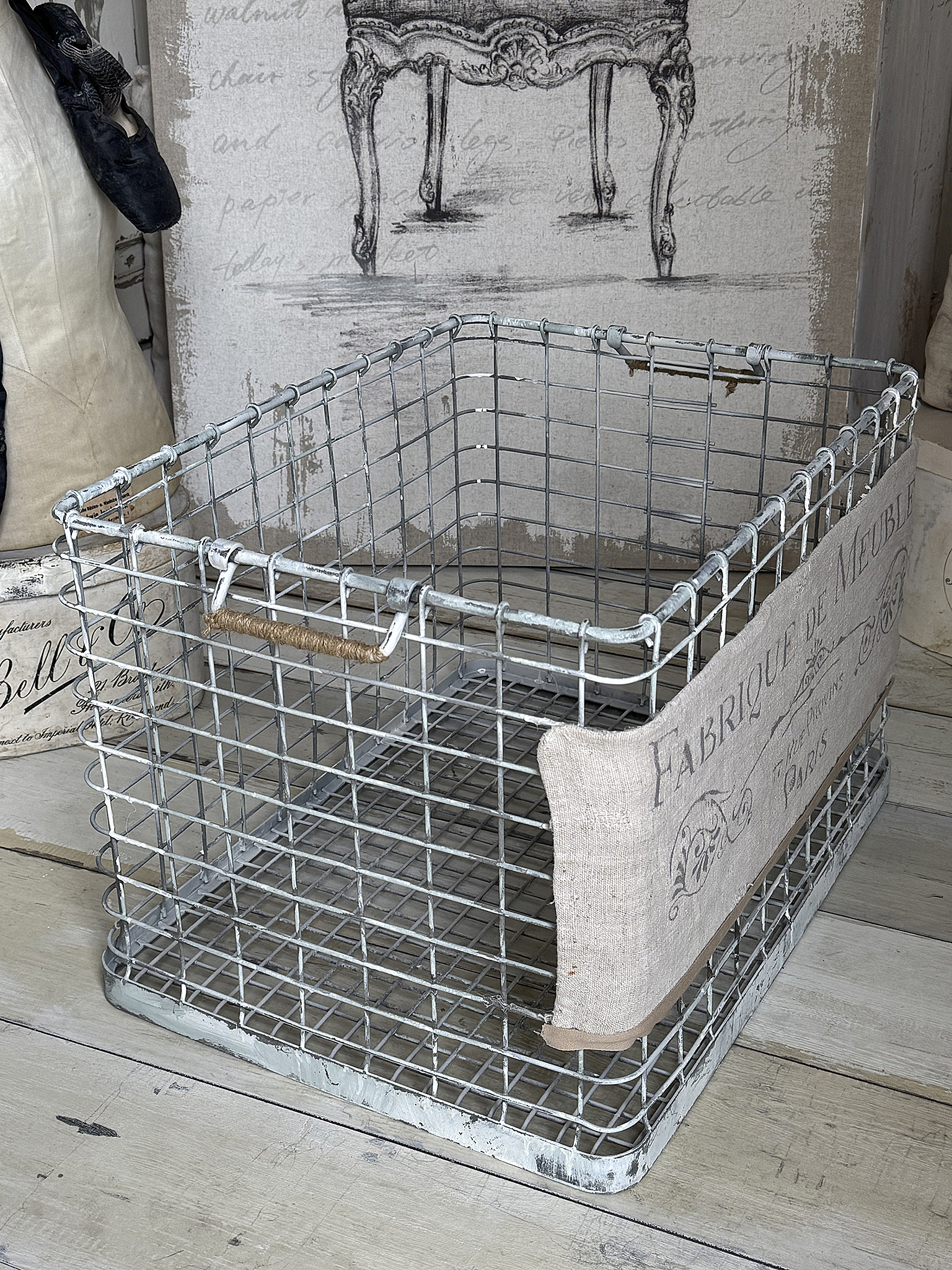 Großer alter Eisenkorb mit Leinenschild***