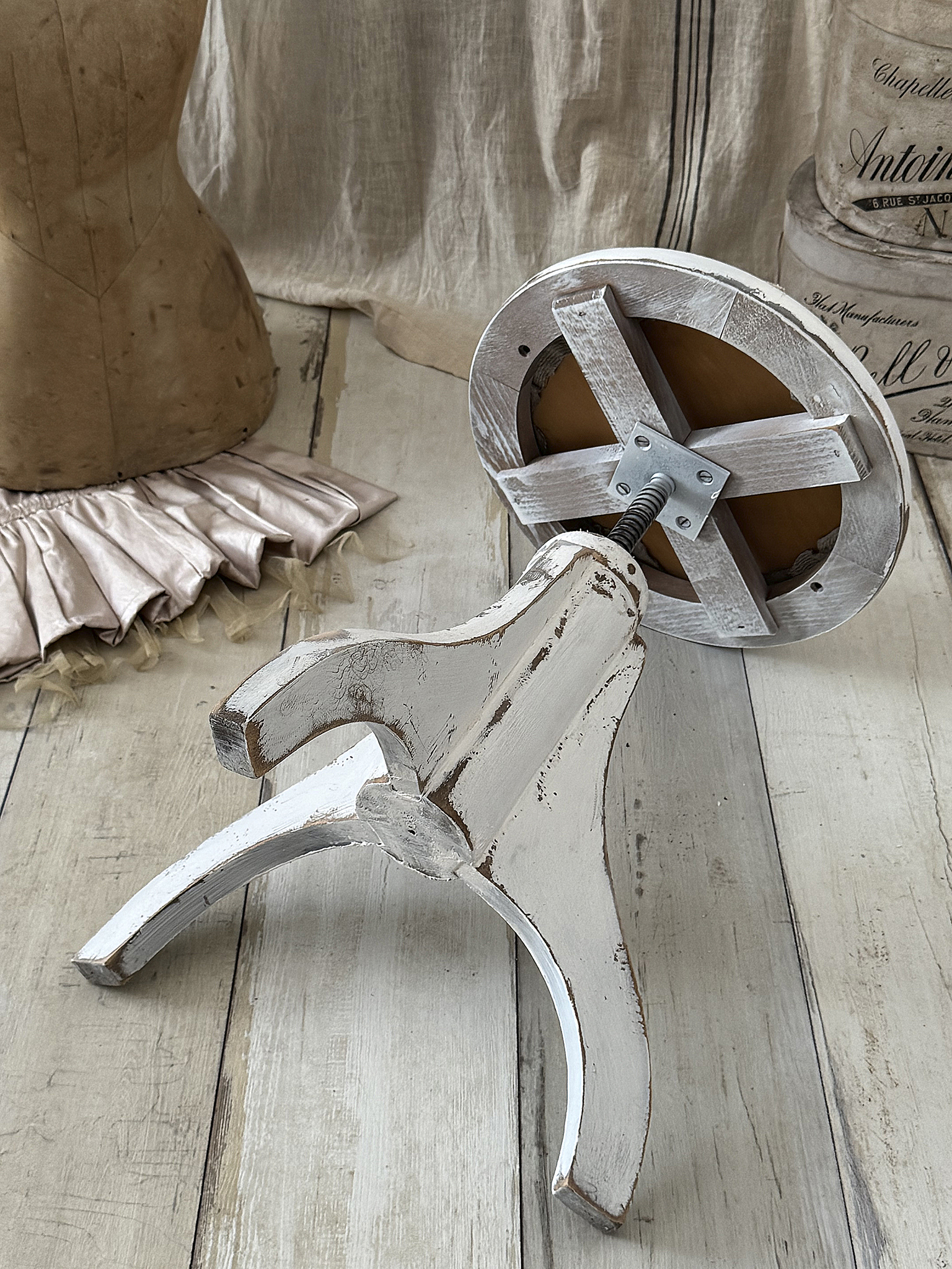Alter Klavierhocker im Shabby Chic mit originalem Leinensack-Bezug***