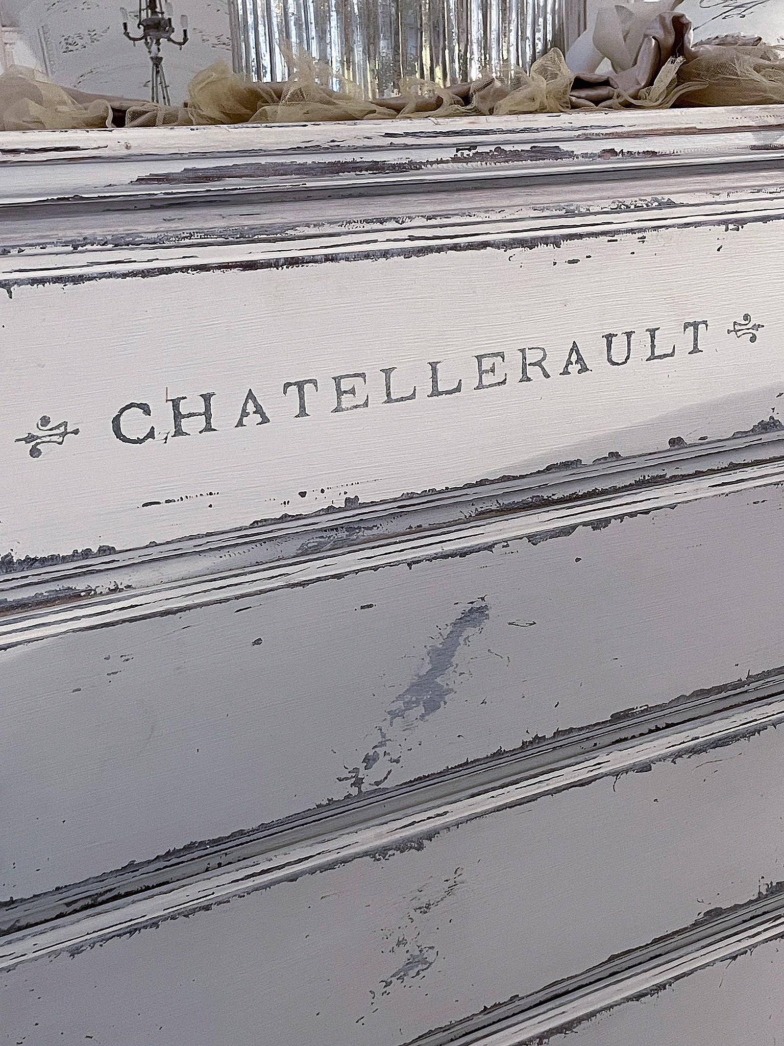 Chateau Chatellerault antike Holzmöbel mit gehobener Verarbeitung Nahaufnahme von antiken Möbeln mit der Aufschrift CHATELLERAULT von hochwertiger Handwerkskunst