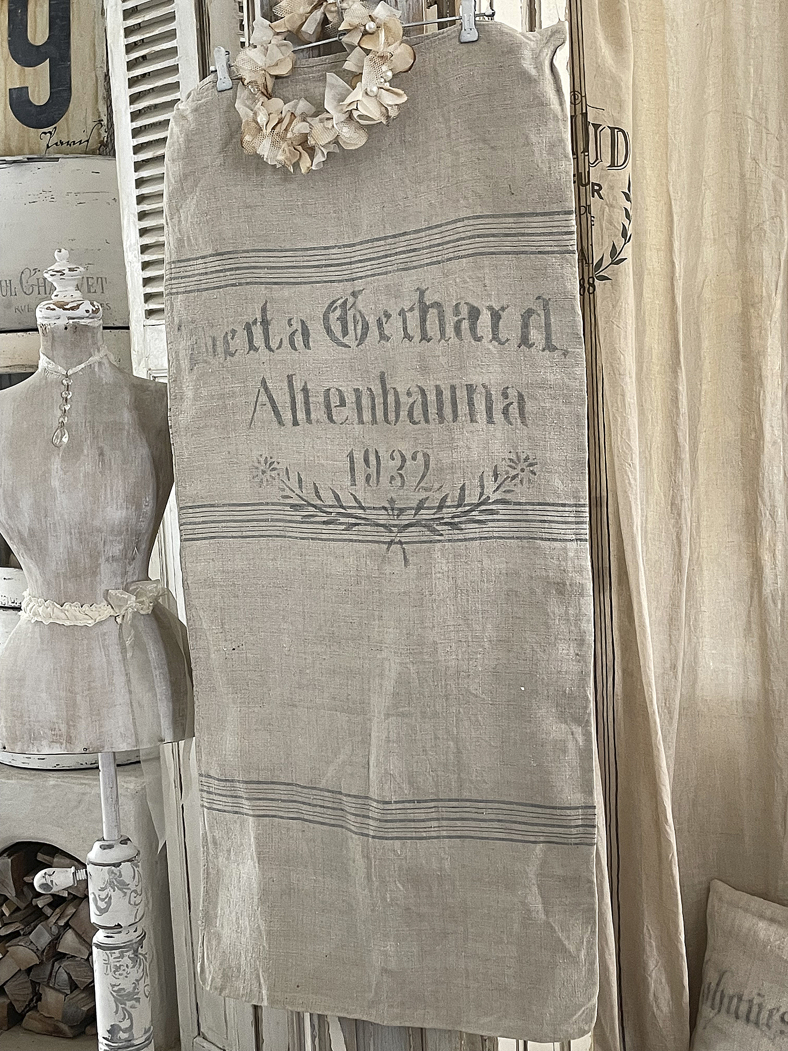 Leinenbeutel mit vintage Aufdruck, dekorativ im Raum gehängt
