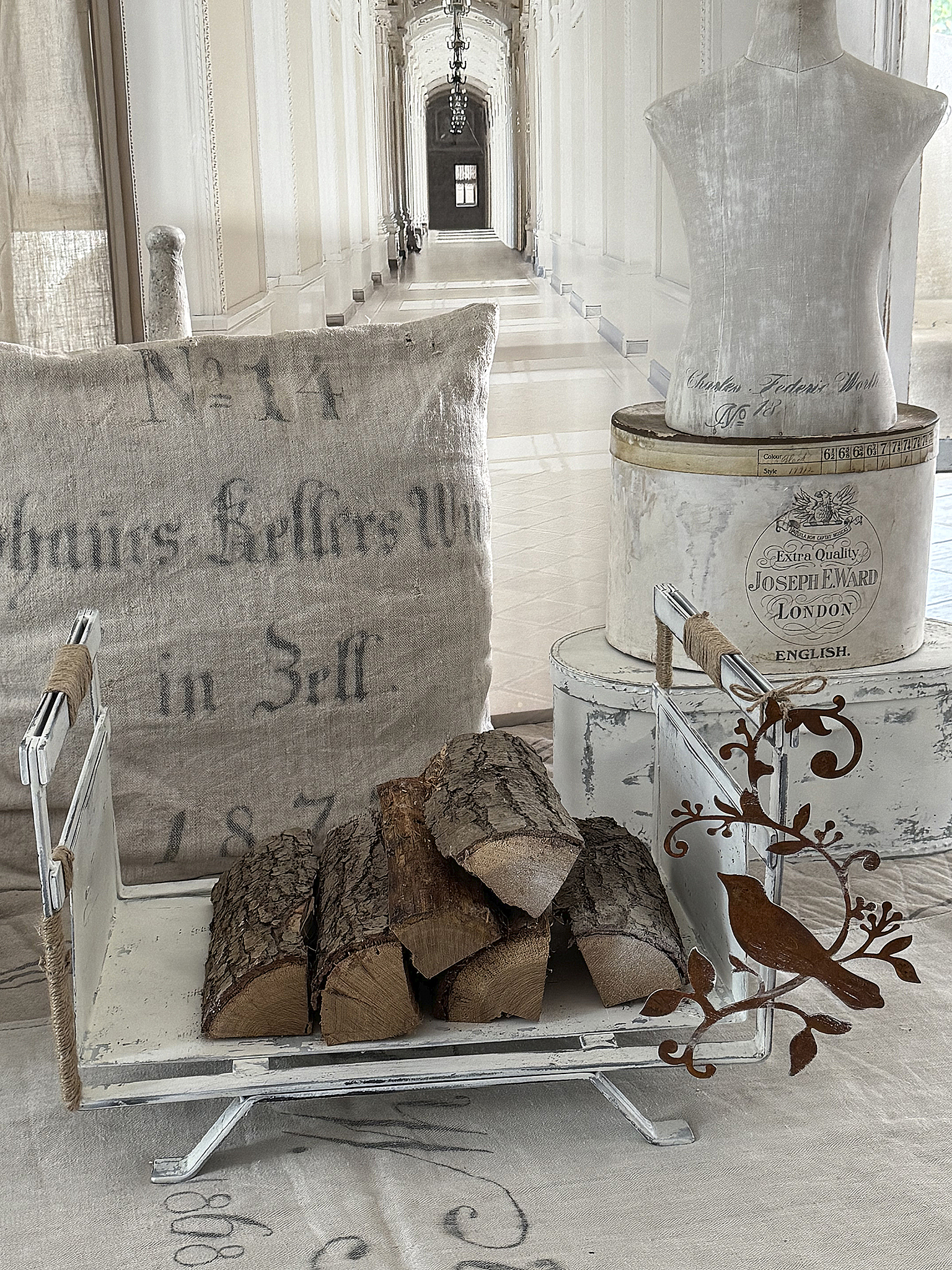 Gusseisenkorb, Holzlager im Shabby-Kleid***