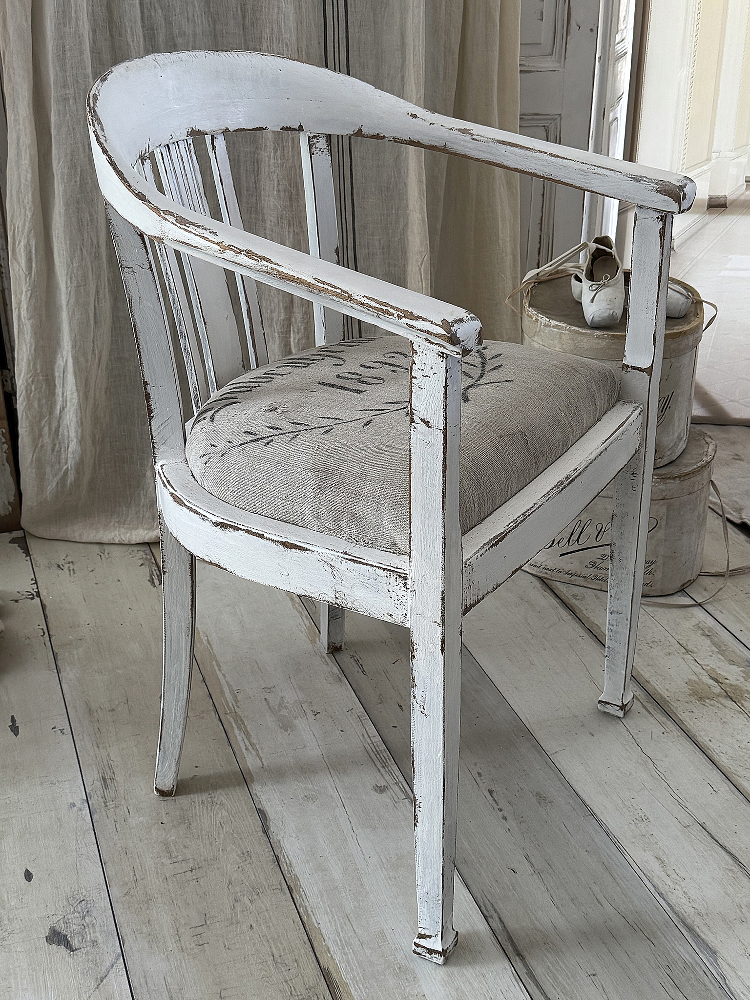 Großer Armlehnstuhl mit antikem Leinensack-Bezug von 1893 im Shabby Chic***