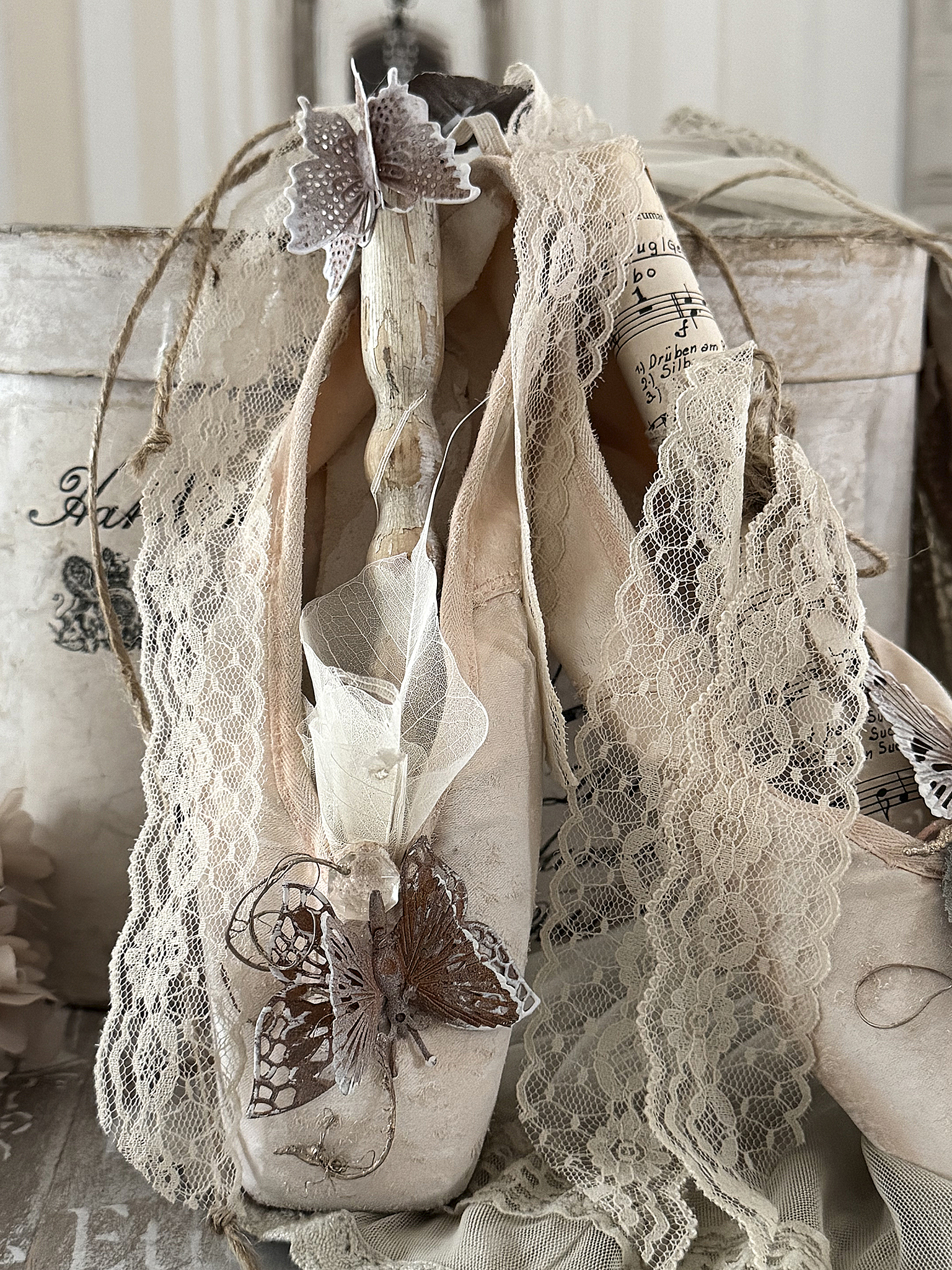 Vintage-Spitzenschuhe mit romantischer Deko***
