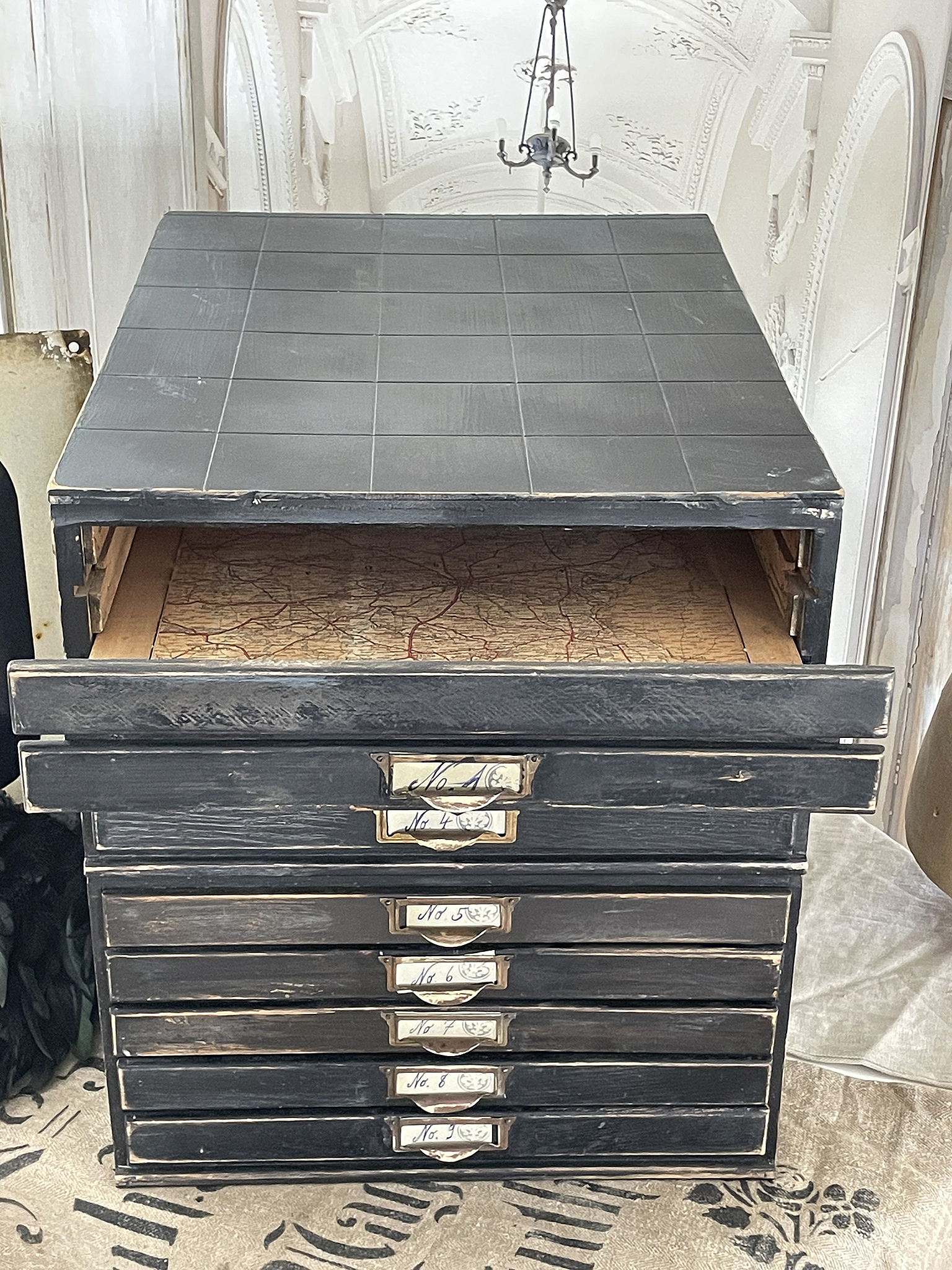 Antiquarischer Aktenschrank mit Schubladen und historischem Design