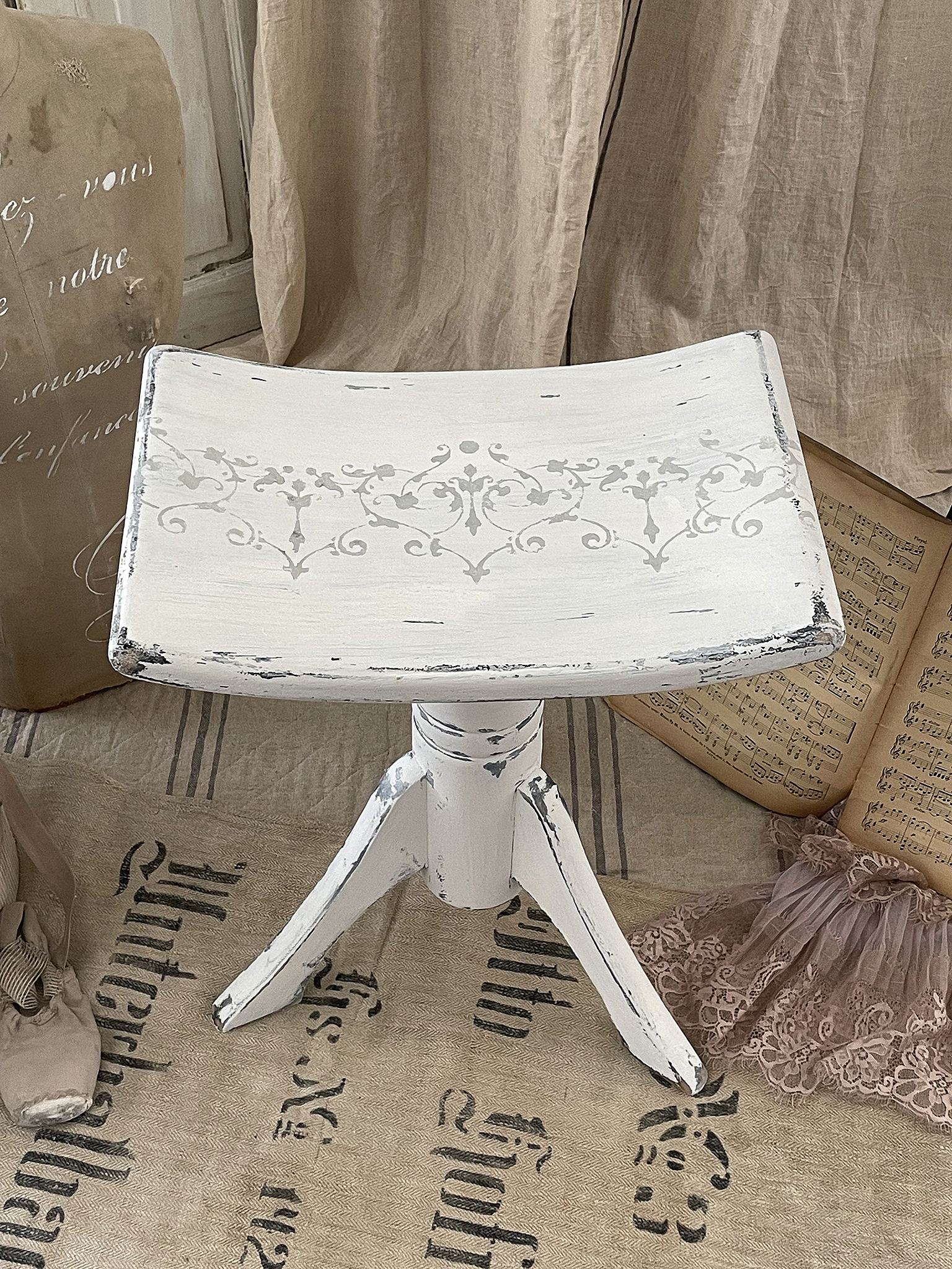 Antiker Klavierhocker "Shabby-Chic