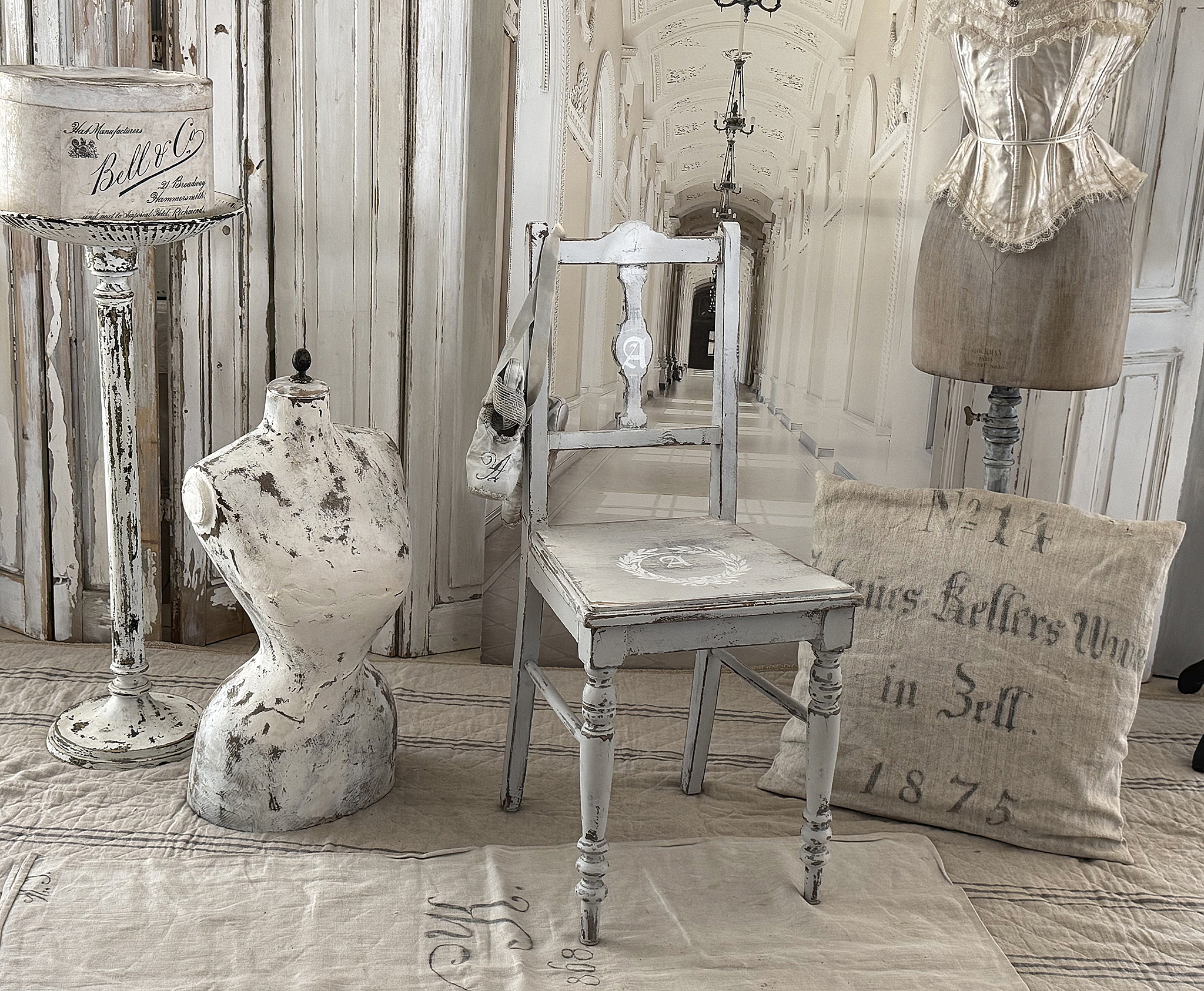 Zart-grauer Vintage-Stuhl***
