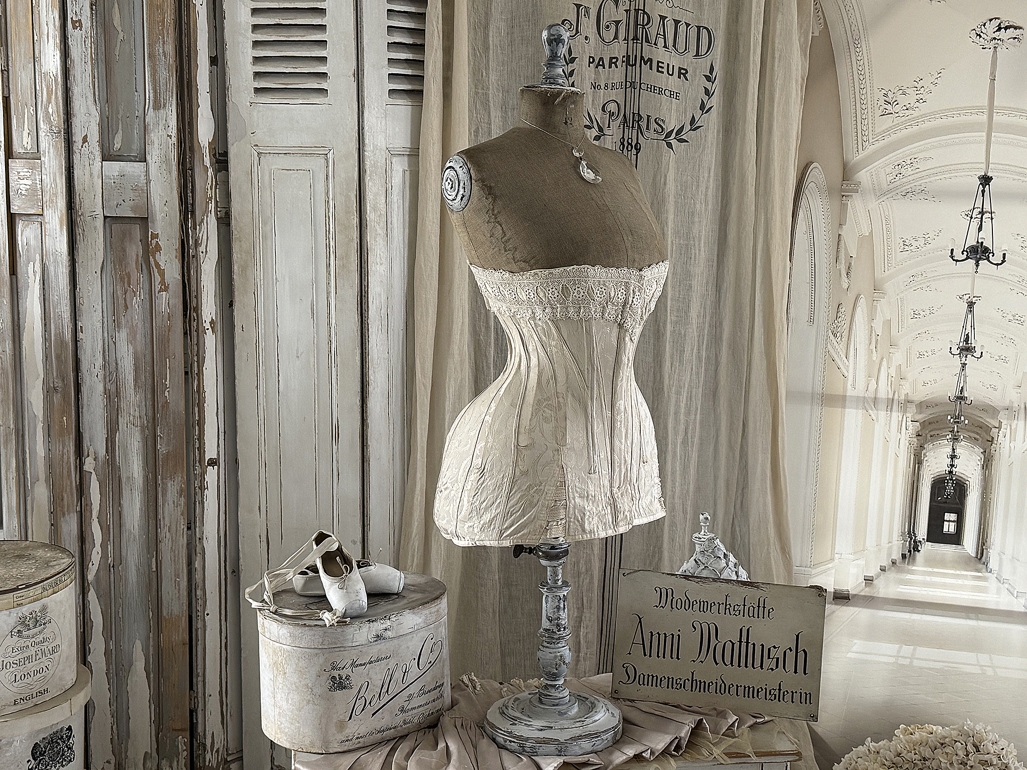 Antike Schneiderbüste „Wespentaille“ mit Vintage-Korsett – Sammlerstück***