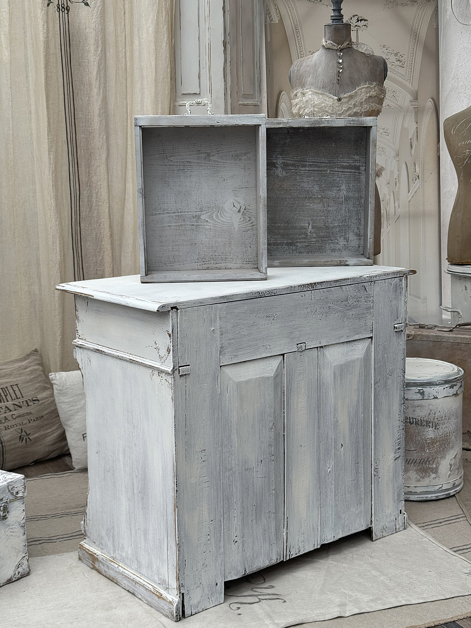 Klassischer shabby-chic Schrank mit Holzstruktur und Stauraum Der shabby-chic Schrank bietet ausreichend Stauraum mit zwei Fächern und einer ansprechenden Holzoptik.