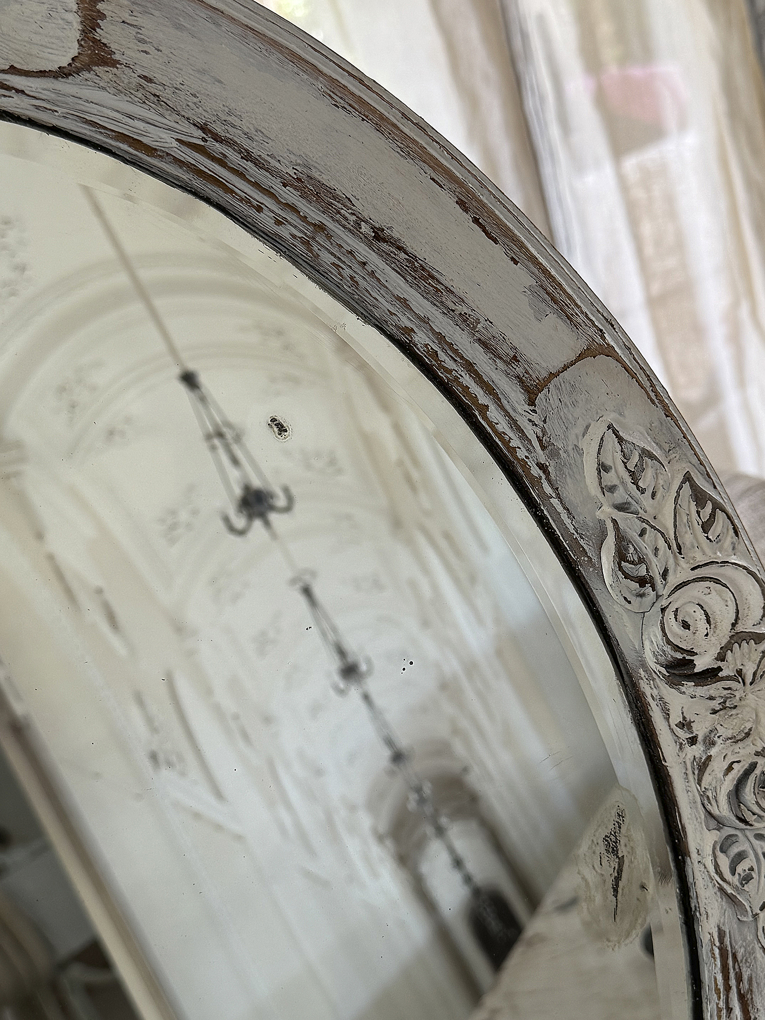 Romantischer ovaler alter Wandspiegel im Shabby-Chic***