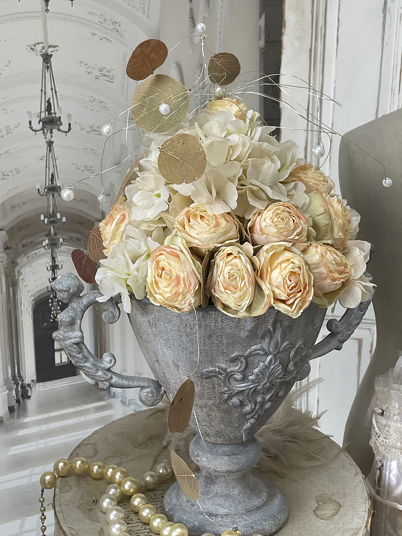 Dekorativer Blumenstrauß in elegantem Behälter Schöner Blumenstrauß mit Rosen und Dekoration in einem stilvollen Gefäß