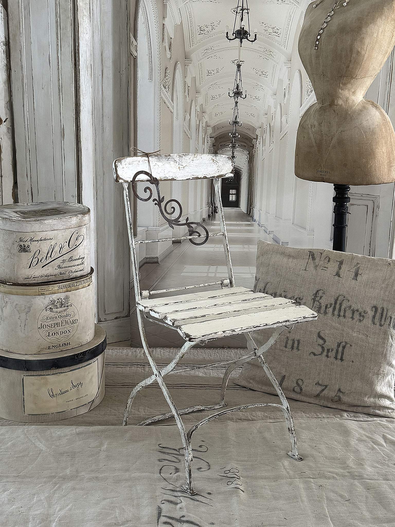 Alter Klappstuhl im weißen Shabby-Look – mit liebevollen Details & Patina***