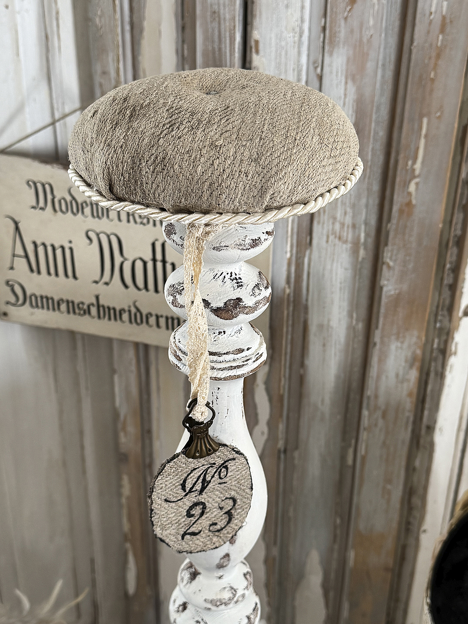 Alter, hoher Hutständer im weißen Shabby-Kleid***