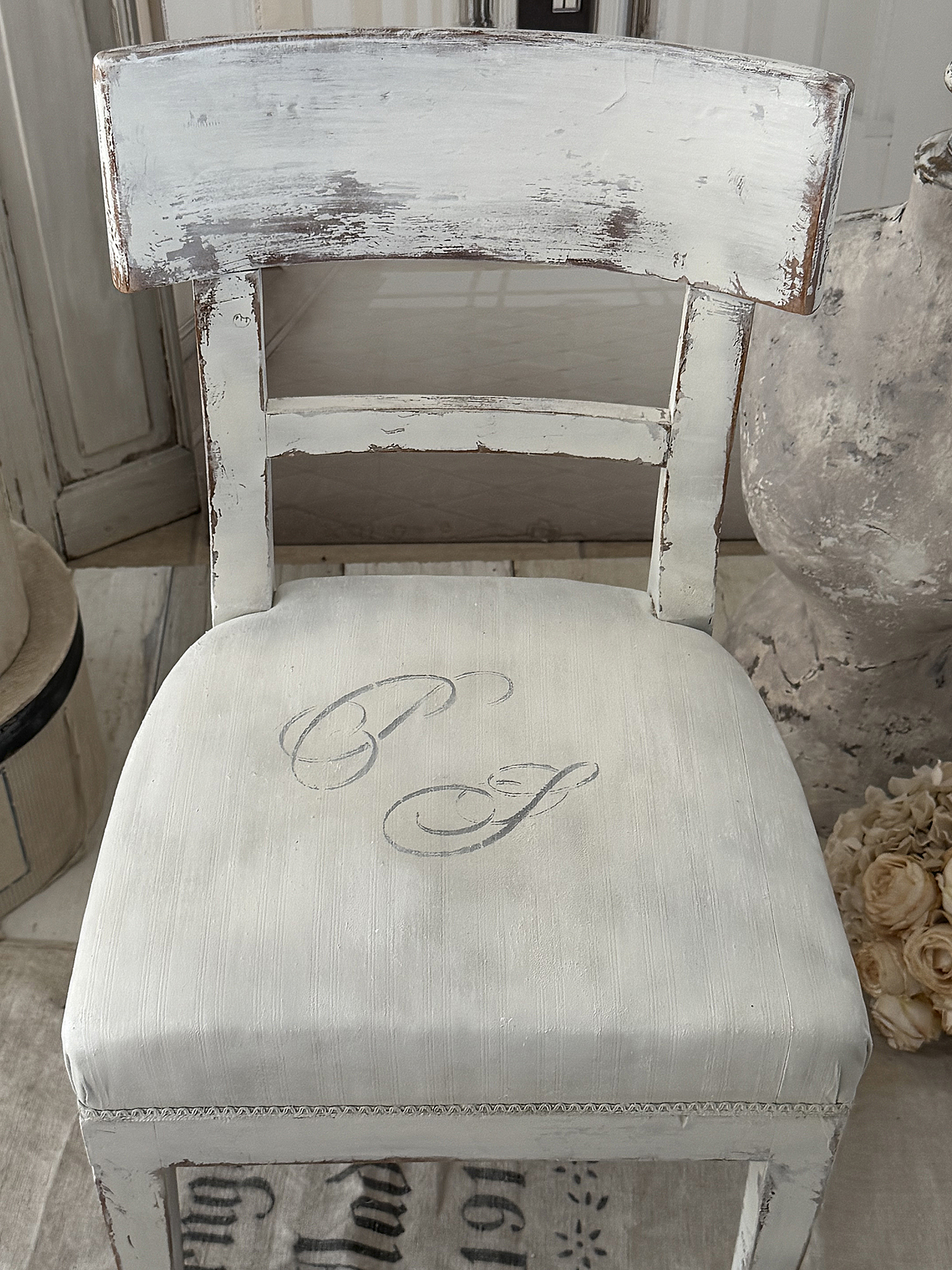 Antiker Biedermeier-Stuhl – Shabby Chic mit Monogramm***