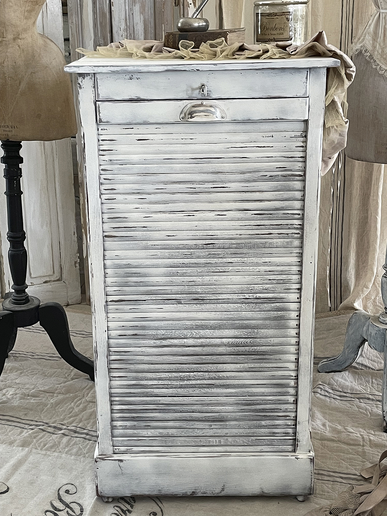Vintage Holzschrank mit lamellenförmiger Front und schickem Design Rustikaler Holzschrank mit weißer Patina und Schublade im Frontbereich