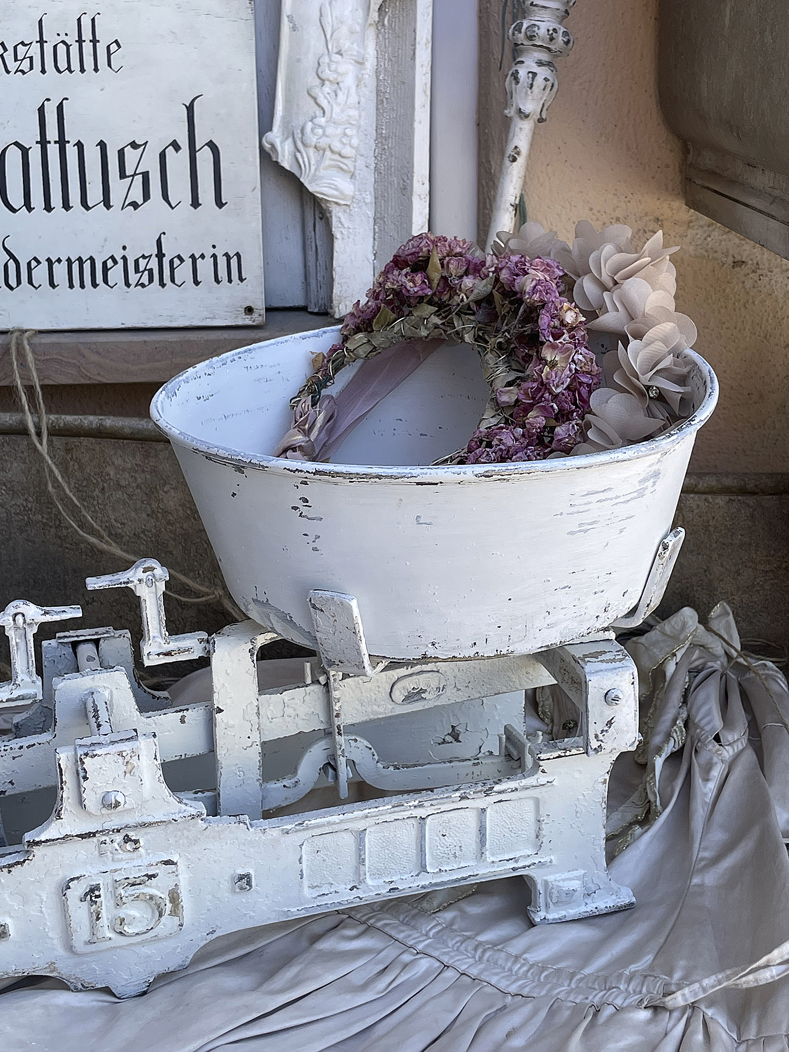 Antike große Balkenwaage im weißen Kleid*** Antike große Balkenwaage im weißen Kleid***