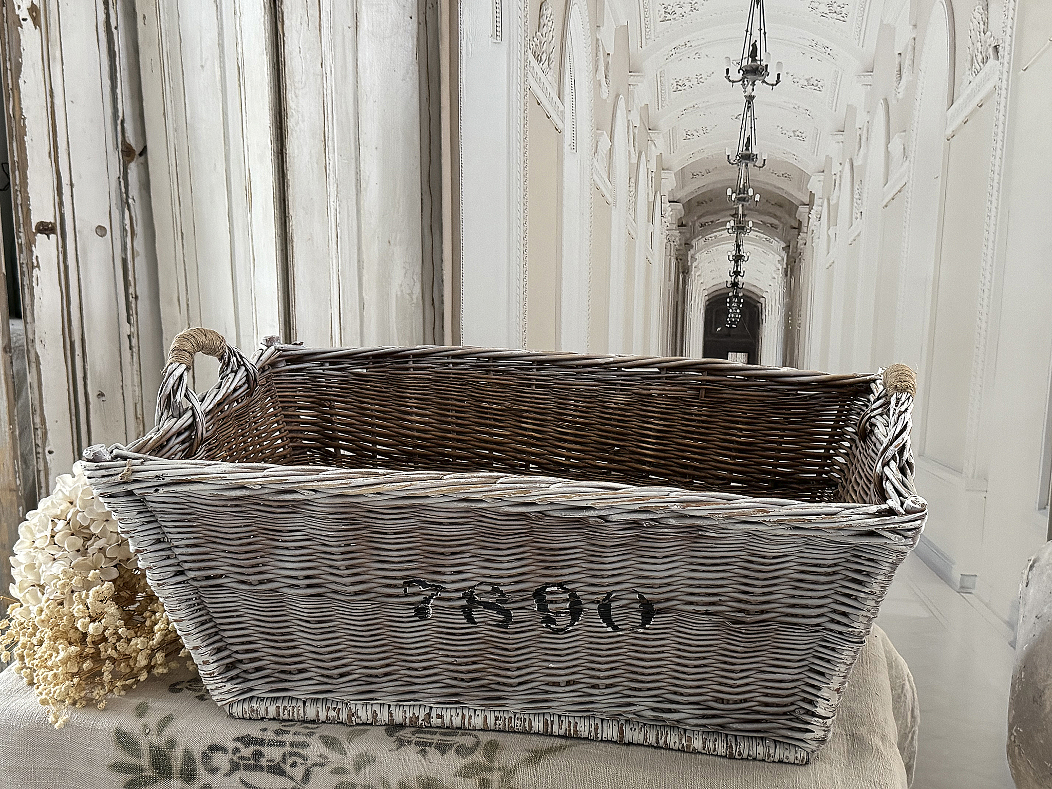 Alter Weidenkorb mit sanftem Vintage-Flair***