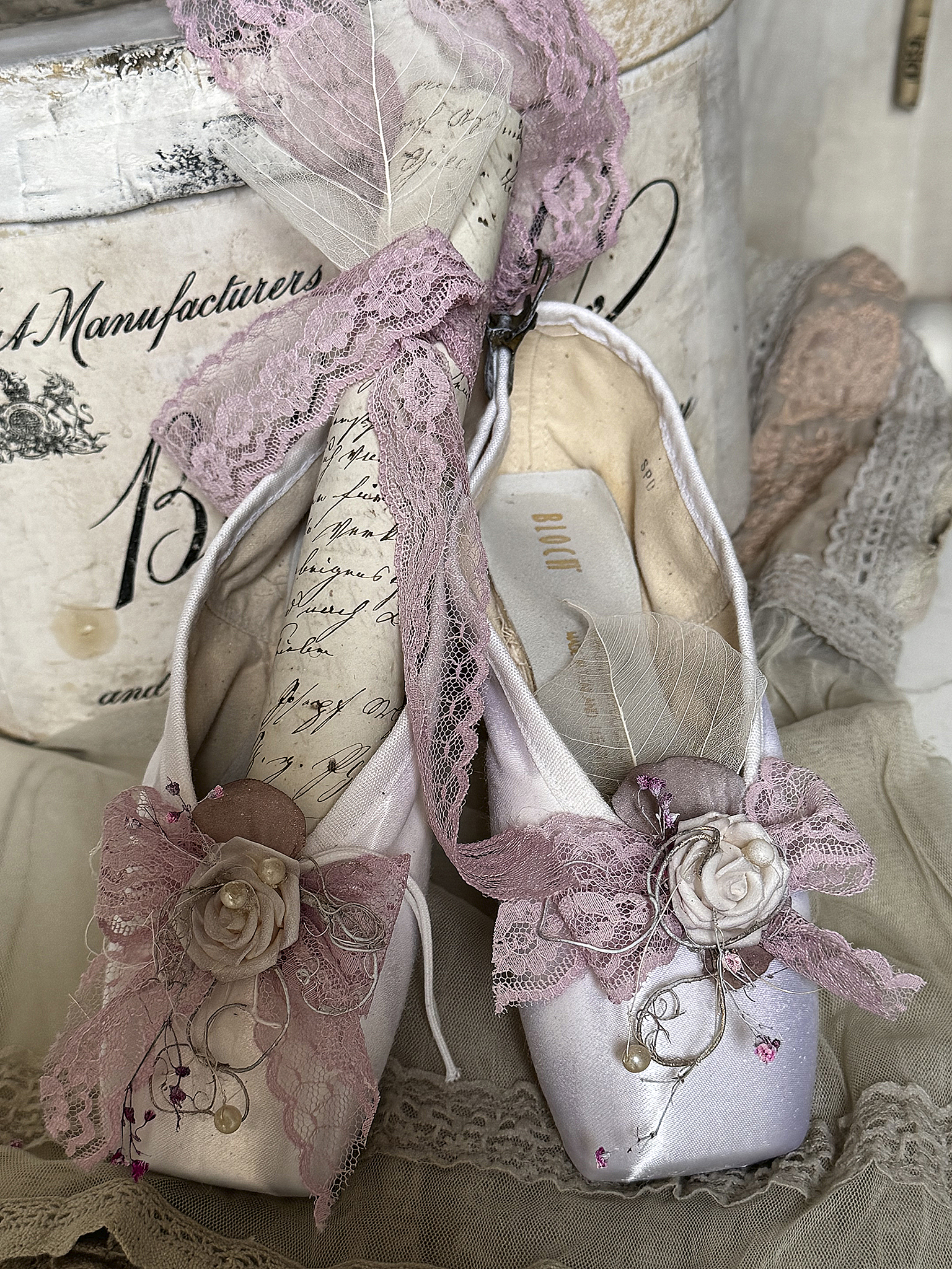 Weiße Spitzen-Ballettschuhe – ein romantisches Shabby-Unikat***
